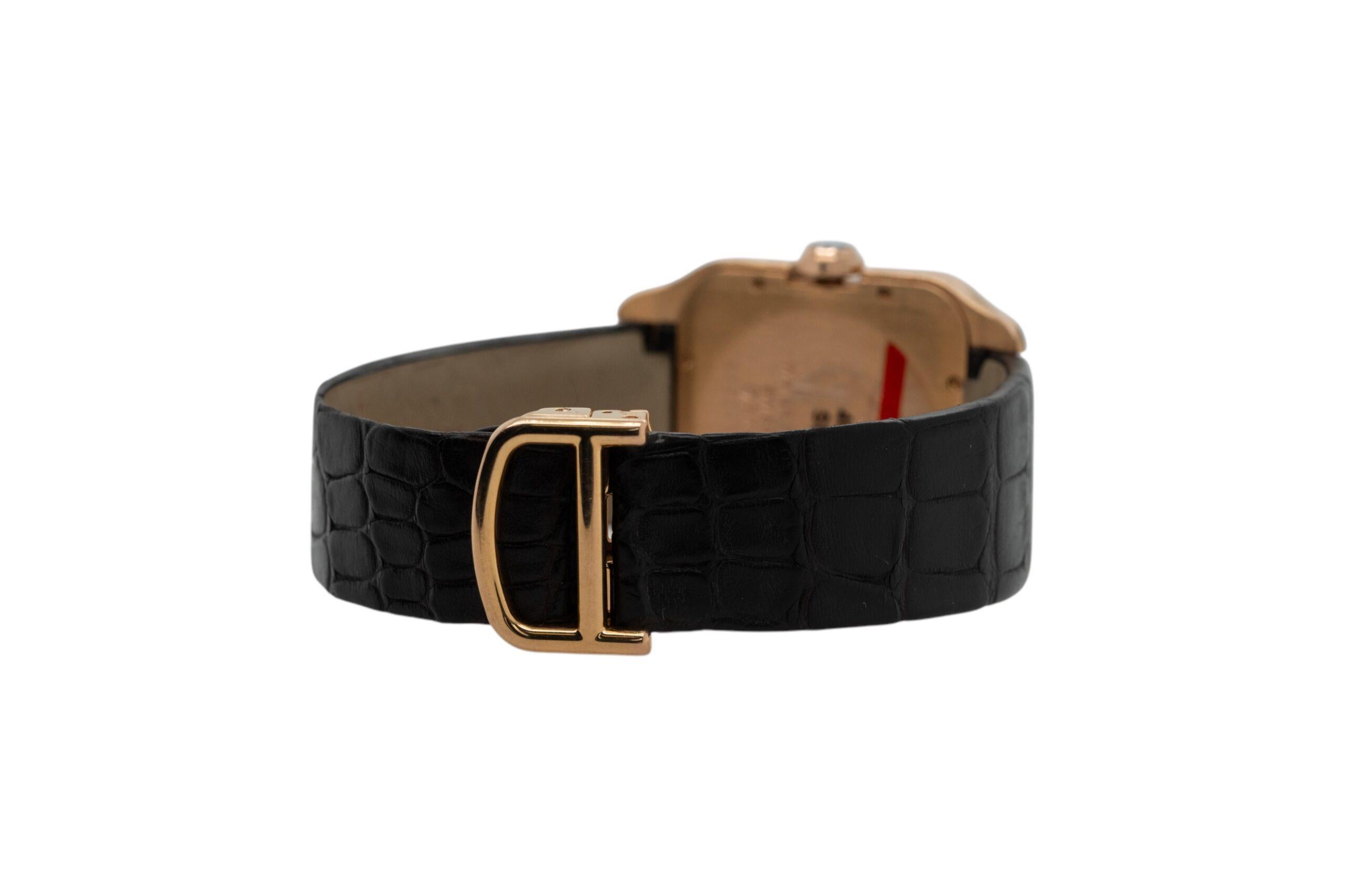 Marchio: Cartier
Model: Santos Dumont
Materiale della cassa: Oro rosa 18k
Diametro della cassa: 38 mm
Cristallo: cristallo di zaffiro
Lunetta: lunetta liscia in oro rosa 18k
Quadrante: quadrante bianco con classici numeri romani neri e lancette in