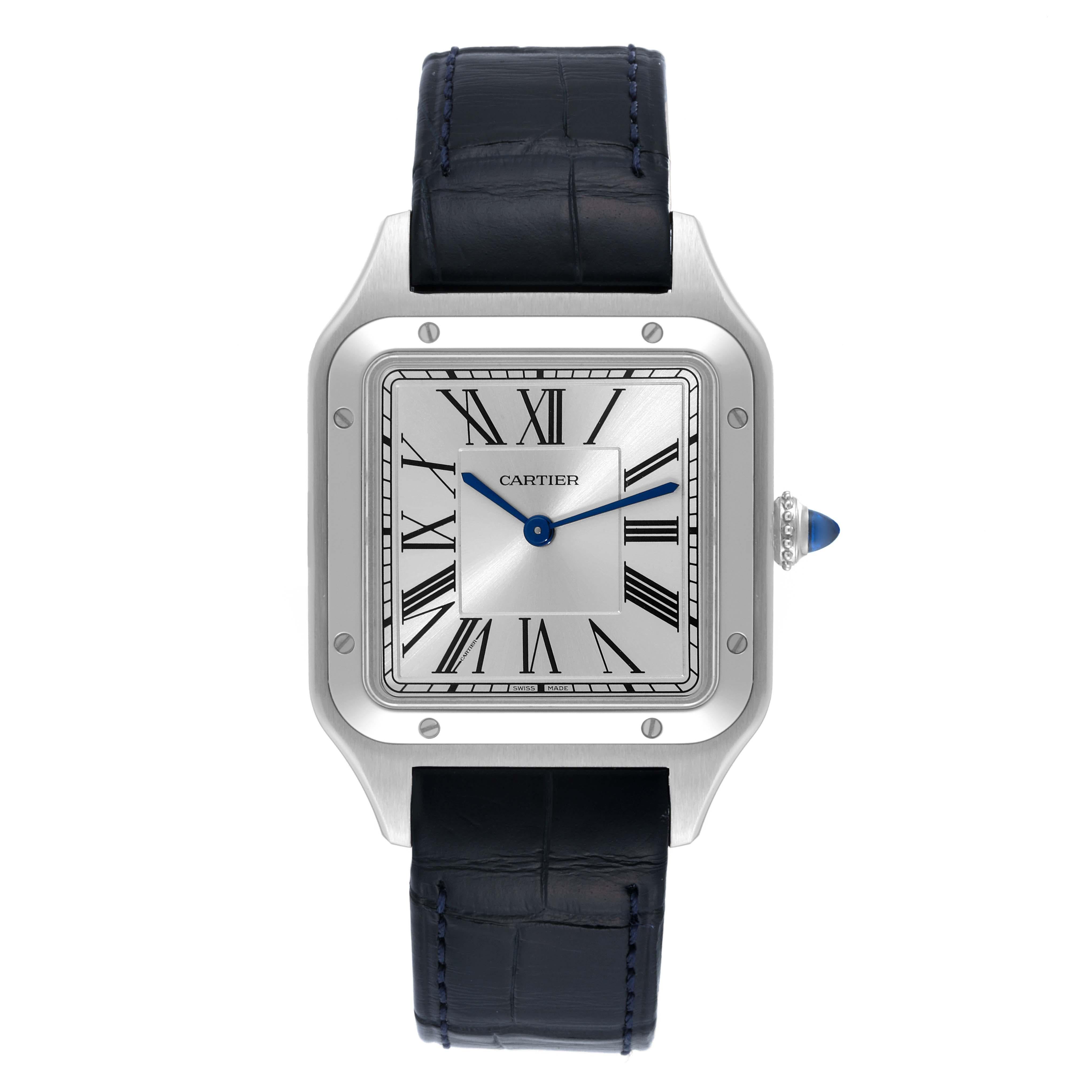 Cartier Santos Dumont Orologio da uomo in acciaio con cinturino nero WSSA0022 Scatola. Movimento al quarzo. Cassa in acciaio inox 43,5 mm x 31,4 mm. Spessore della cassa 7.3 mm. Corona circolare a grani incastonata con cabochon di spinello blu. .