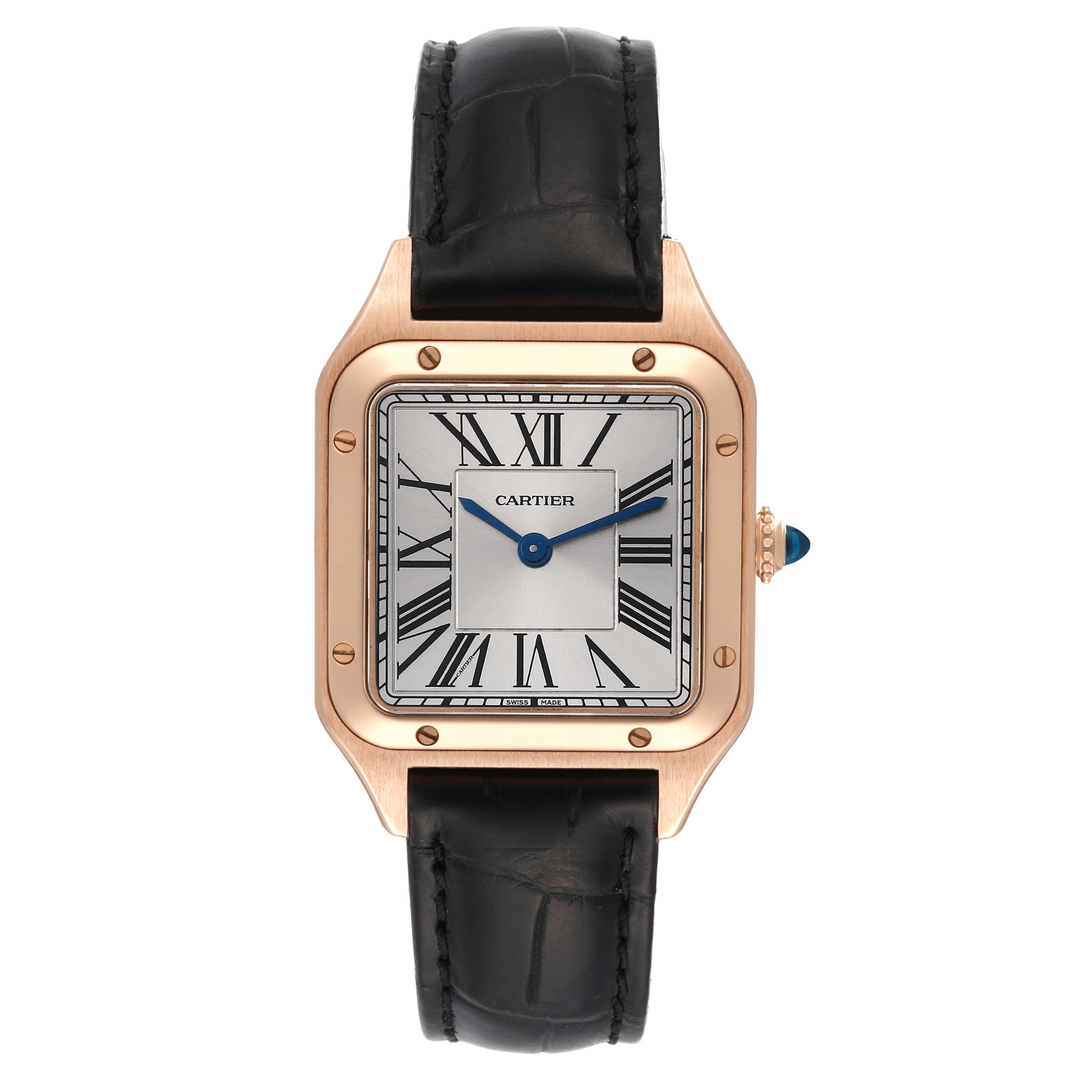 Cartier Santos Dumont Small Rose Gold Mens Watch WGSA0022 Card. Mouvement à quartz. Boîtier en or rose 18 carats 38 mm x 27,5 mm. Épaisseur du boîtier : 7,3 mm. Couronne circulaire grainée sertie d'un cabochon de spinelle bleu . Verre saphir