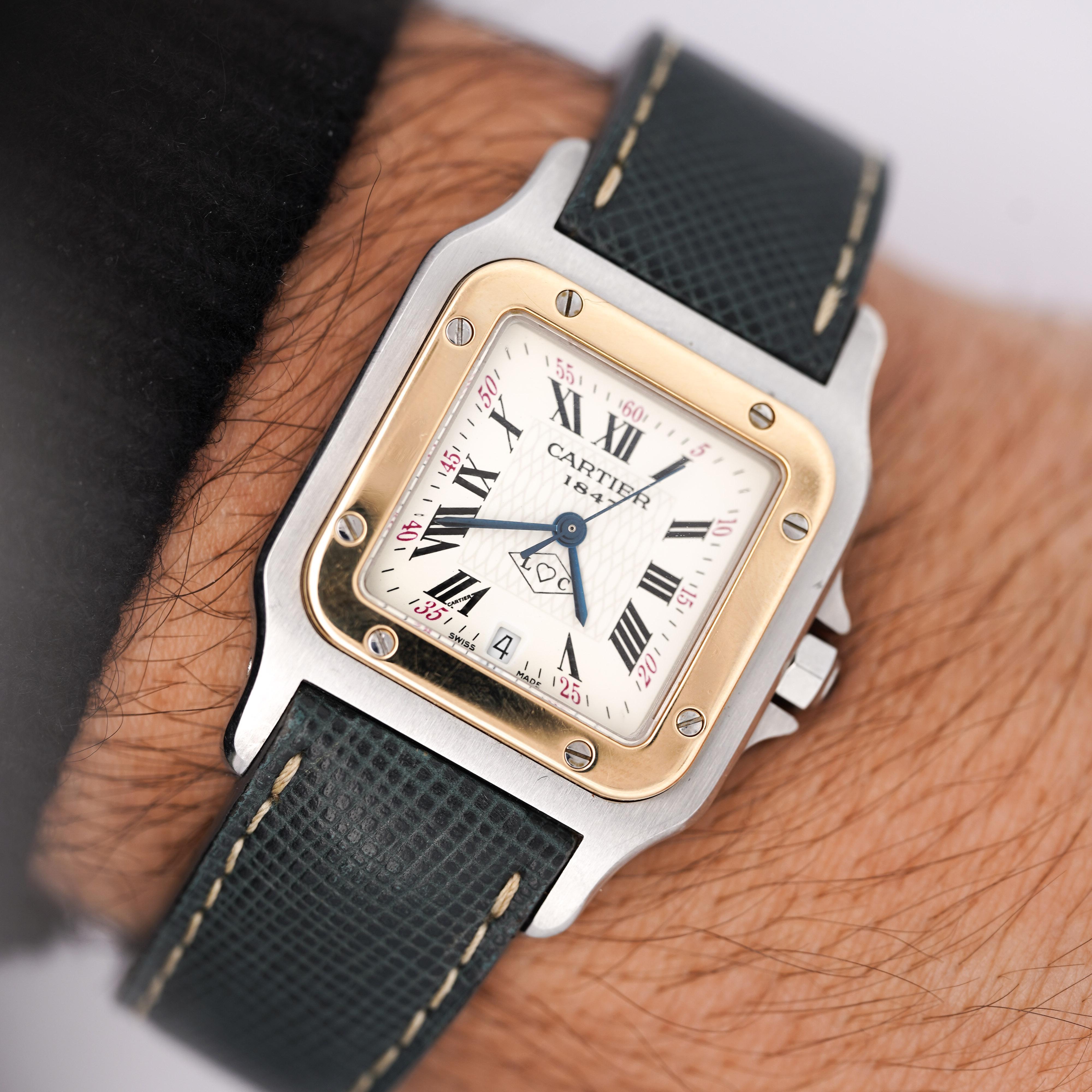 Cartier Santos Galbée zum 150. Geburtstag von Cartier aus Edelstahl und 18 Karat Gelbgold mit 29 x 41 mm großem Gehäuse, römischem Zifferblatt und schwarzem Original-Lederarmband mit Struktur. Referenz 1566