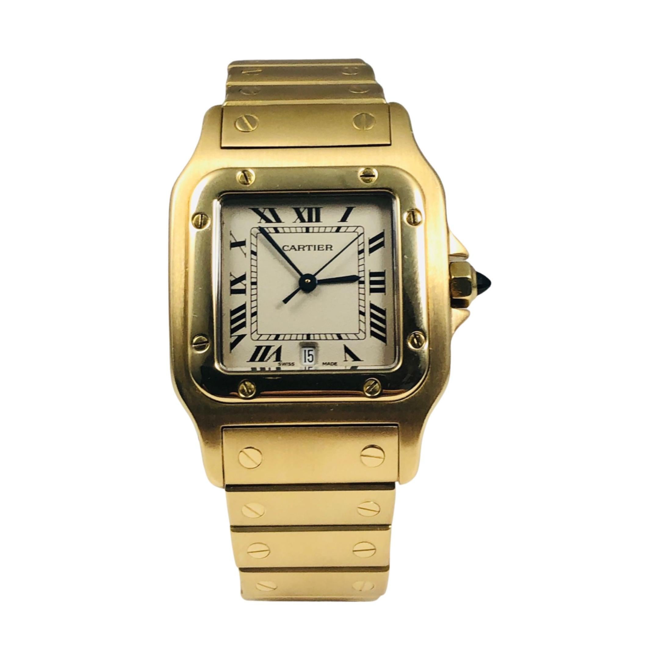 BESCHREIBUNG

Marke: Cartier

Modellname: Santos Galbee

Uhrwerk: Automatisch

Gehäusegröße: 29 mm

Gehäuseboden: Massiv

Gehäusematerial: 18k Gelbgold

Lünette: 18k Gelbgold

Zifferblatt: Creme

Armband: 18k Gelbgold

Stundenmarkierungen: Römische