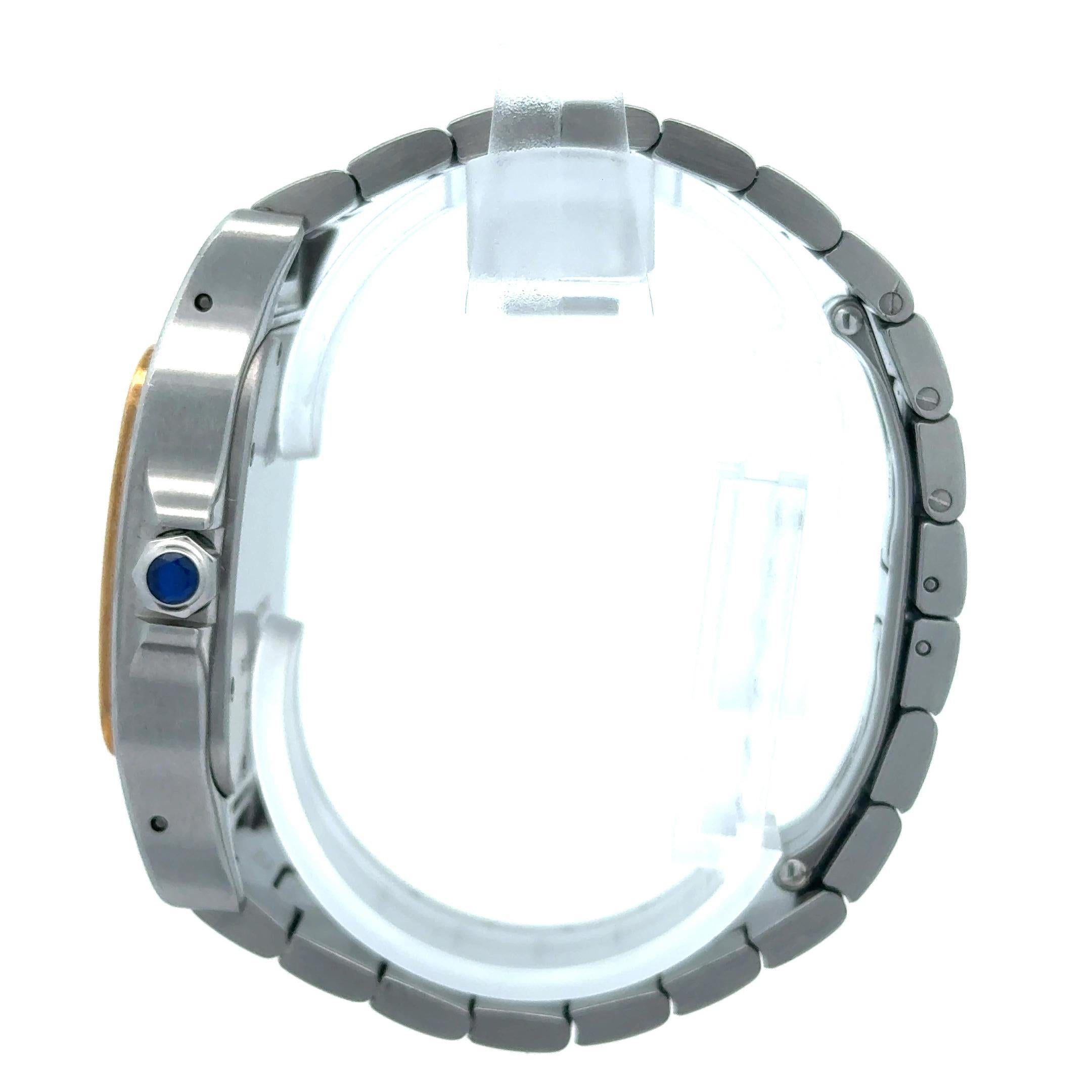 La Cartier Santos Eleg 2823 est une luxueuse montre-bracelet automatique de 32 mm qui allie élégance classique et précision. Réalisée en acier inoxydable et rehaussée d'or jaune 18 carats, elle présente les vis apparentes caractéristiques de Cartier
