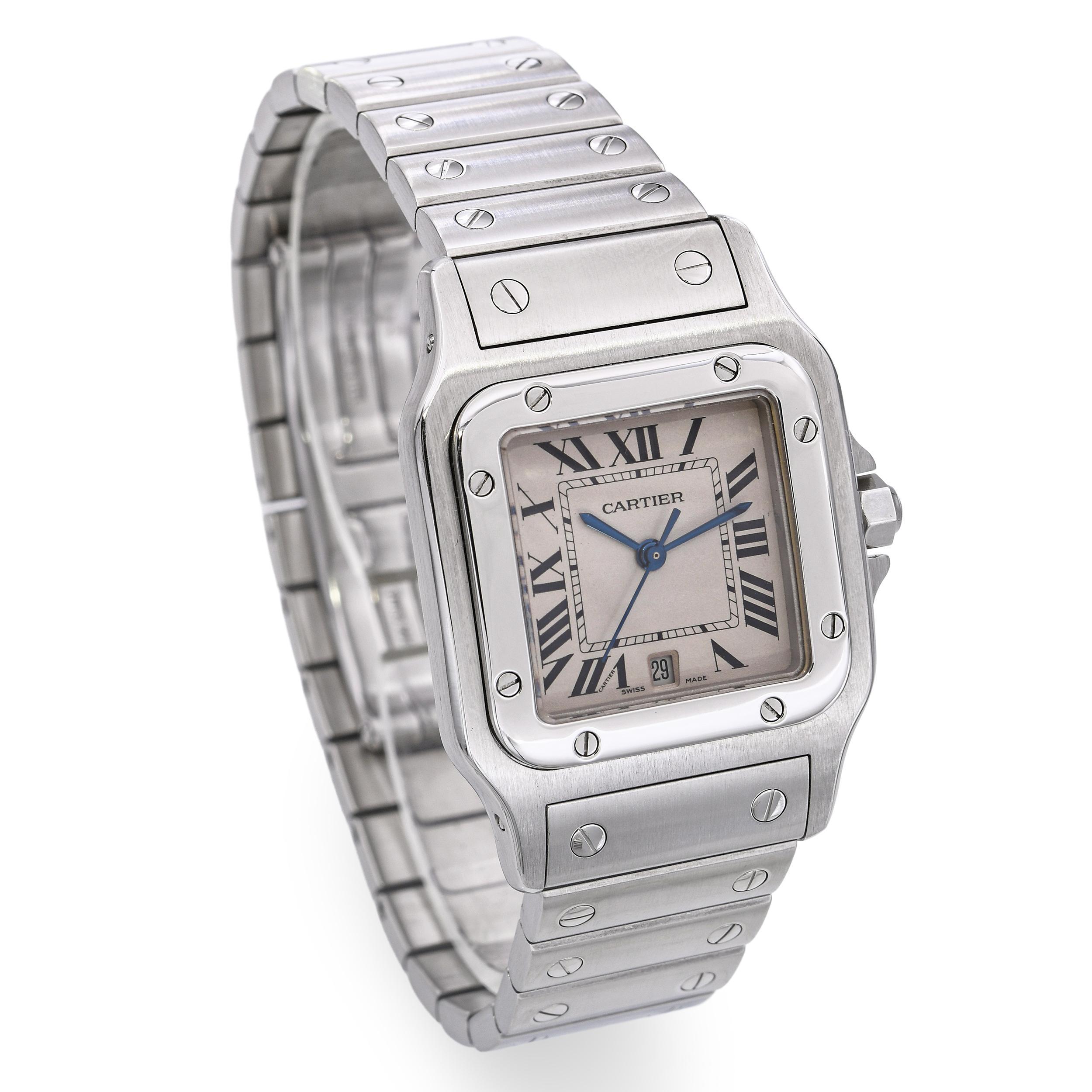 Questo Cartier Santos Galbée Ref. 1564 ha una cassa in acciaio da 29 mm, un quadrante argentato con numeri romani e un movimento al quarzo svizzero. Originariamente progettato per gli uomini, le sue eleganti proporzioni lo rendono adatto anche alle