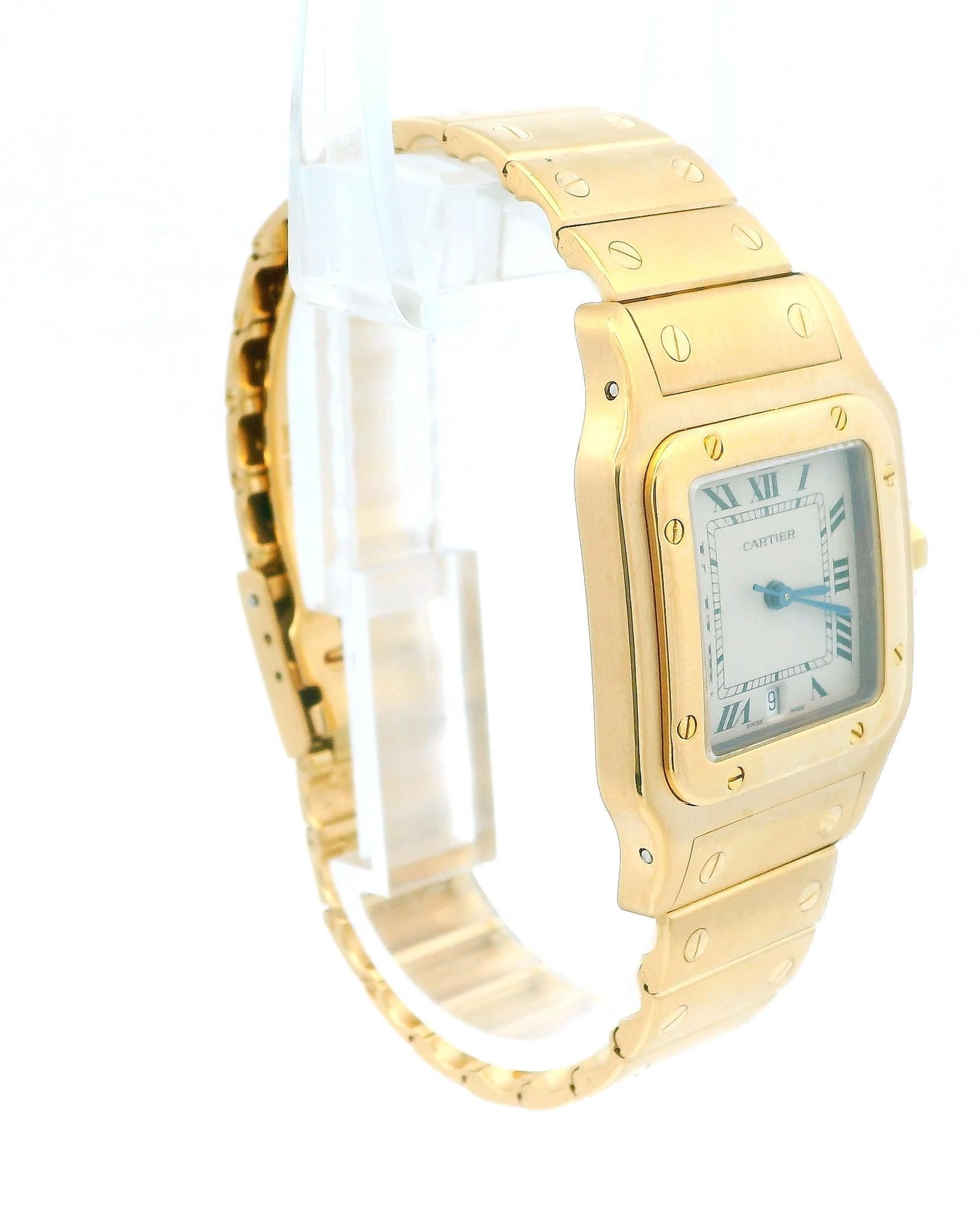Montre pour homme Cartier Santos Galbee Large. Elle est dotée d'un boîtier de 30 mm en or jaune 18 carats et d'une lunette lisse en or jaune 18 carats. Le cadran ivoire est orné d'aiguilles en acier bleu et d'index en chiffres romains, ainsi que