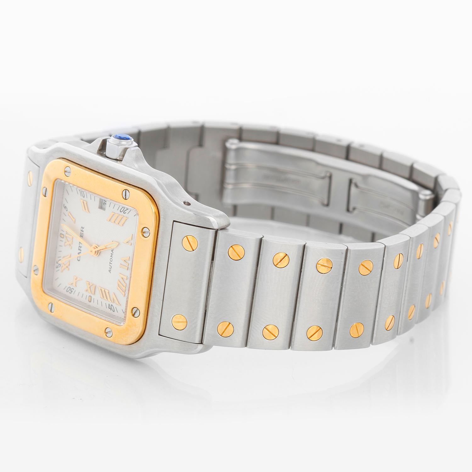 Cartier Santos Galbee Midsize Automatic Watch 2319 - Automatique. Boîtier en acier inoxydable (28 mm x 40 mm). Cadran argenté guilloché avec chiffres romains en or ; date à 3 heures. Bracelet Santos en acier inoxydable. D'occasion avec boîte