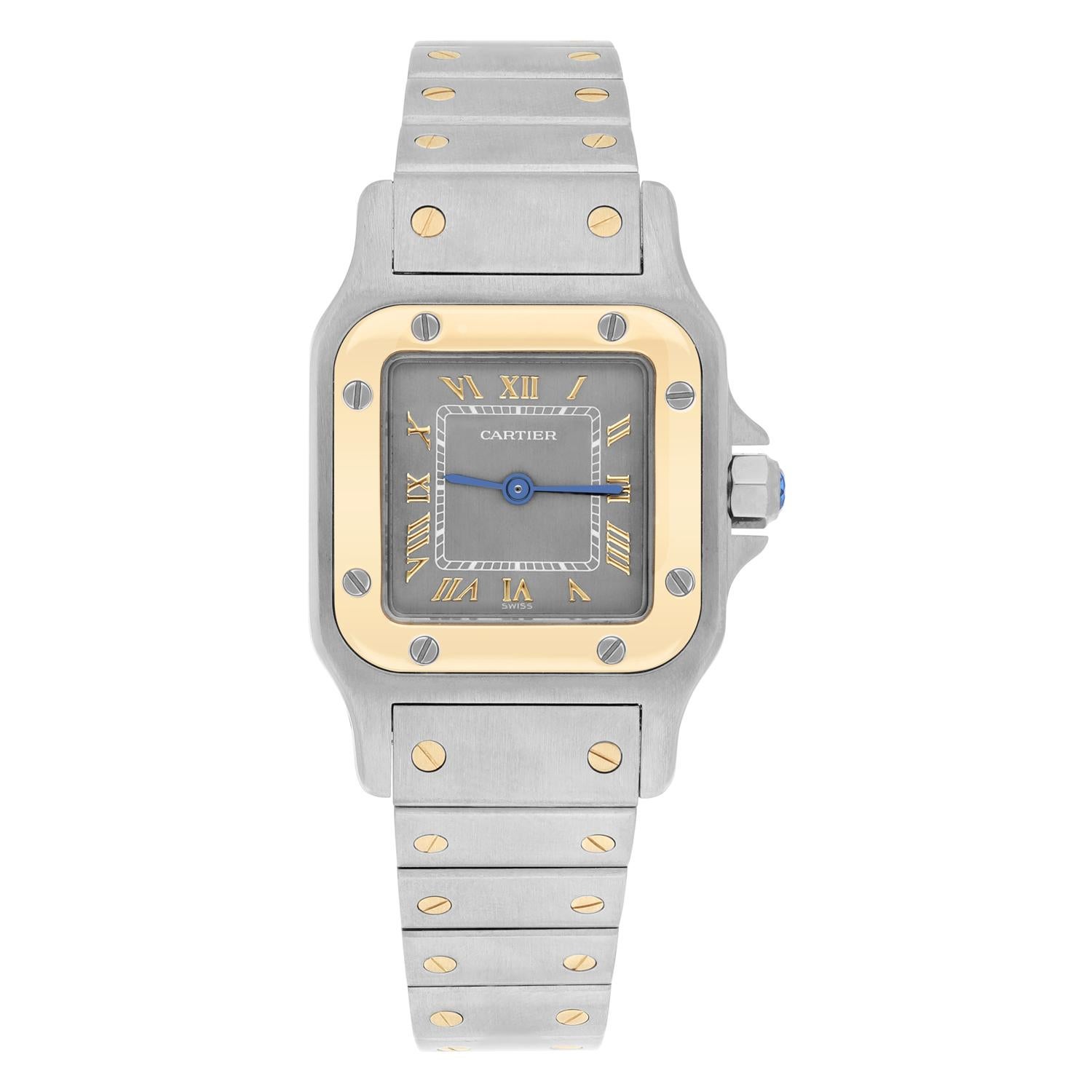 Diese atemberaubende Cartier Santos Galbee Armbanduhr verleiht ihrer Trägerin ein ebenso luxuriöses und elegantes Gefühl wie der Zeitmesser selbst. Mit seinem Gelbgold- und Edelstahlarmband und dem polierten Silbergehäuse ist dieser Vintage-Artikel