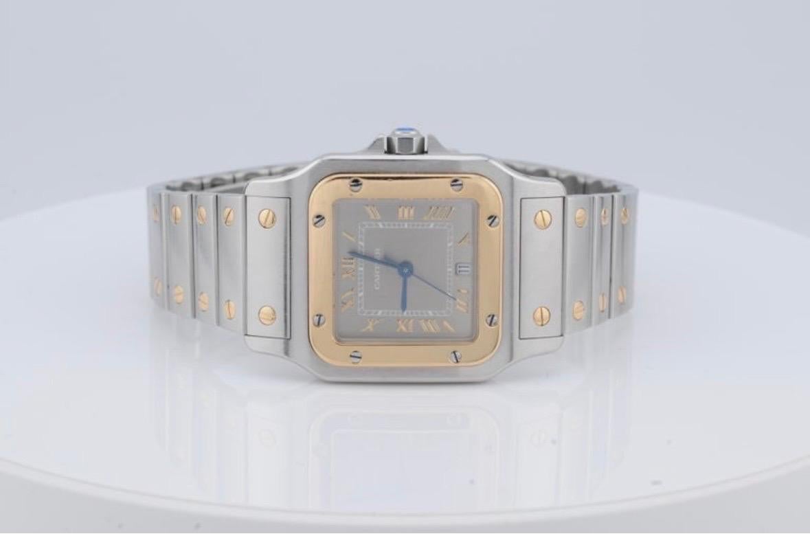 Cartier Santos Galbée Ref. 1566 - Montre à quartz en acier et or

Cette montre Cartier Santos Galbée Ref. 1566 est dotée d'un boîtier en acier inoxydable et en or de 29x41 mm, abritant un mouvement à quartz. L'élégant cadran gris ajoute à son