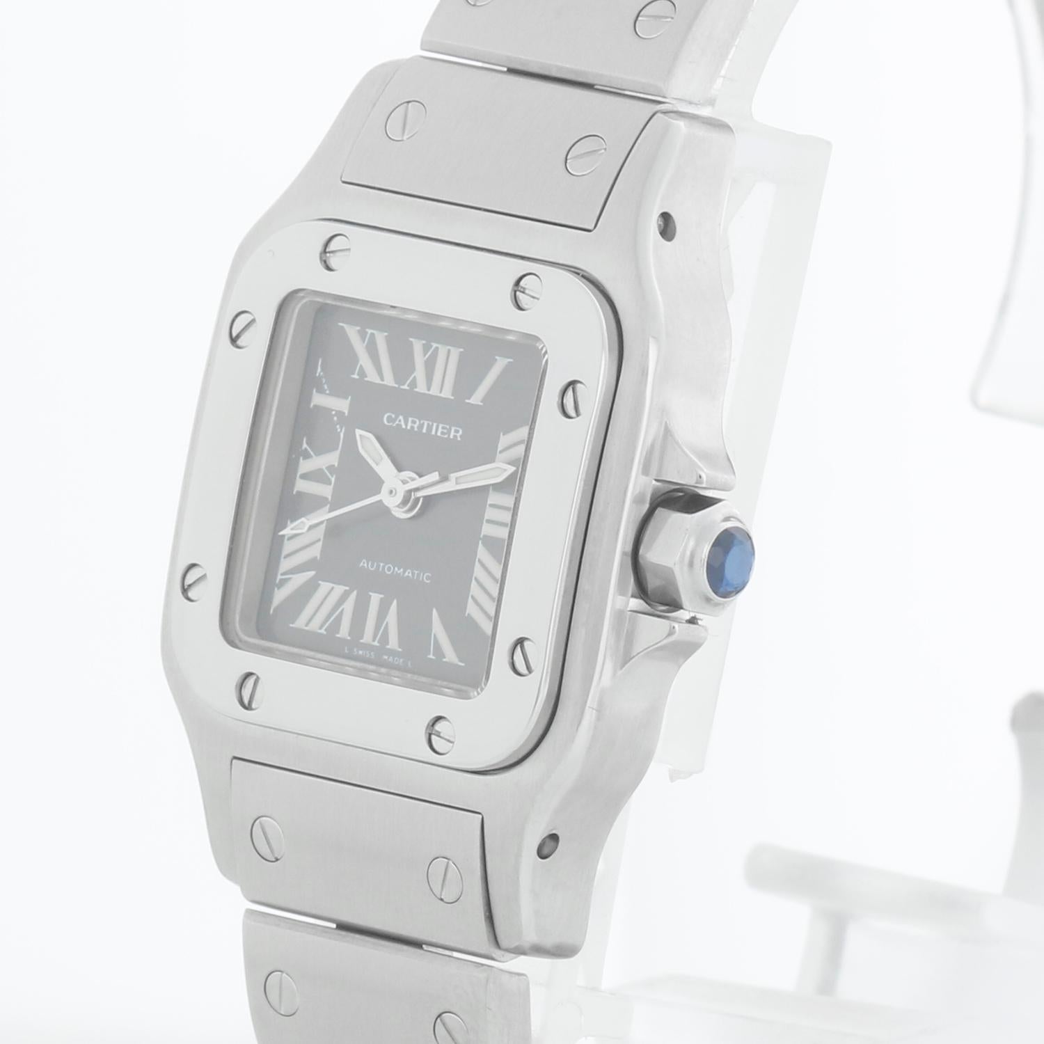 Cartier Santos Galbee Small Ladies Watch 2423 W20044D6 - Automatic. Santos Galbee. Boîtier en acier inoxydable (24 mm x 35 mm). Cadran gris avec chiffres romains en acier. Bracelet Santos en acier inoxydable ; convient à un poignet de 6 pouces
