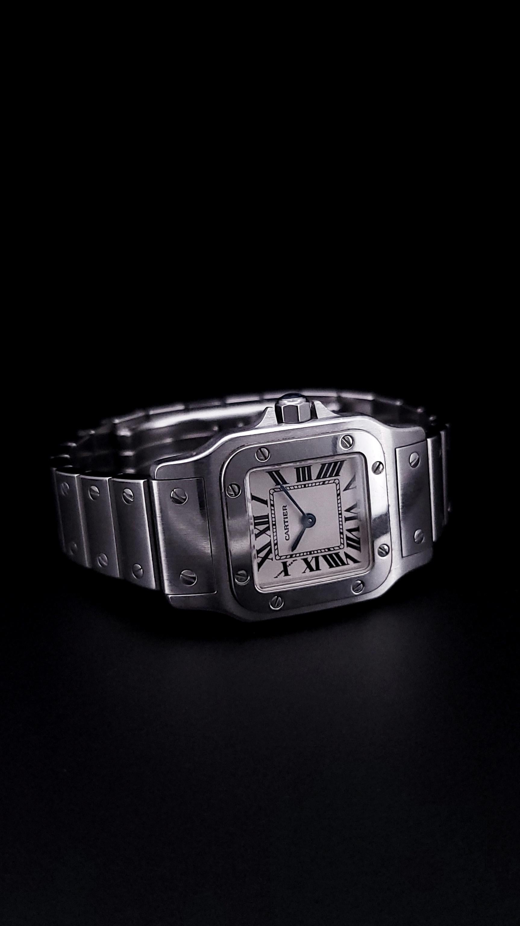 CARTIER SANTOS GALBEE 1565
Elegant Ladies Luxury Timepiece.

-État : Mint
-Modèle : 1565
-Mouvement : Quartz suisse
-Taille de l'étui : 24 x 35 mm
-MATERIAL : Acier inoxydable
-Cadran : blanc avec chiffres romains
-Saphir : Cristal
-Couronne :