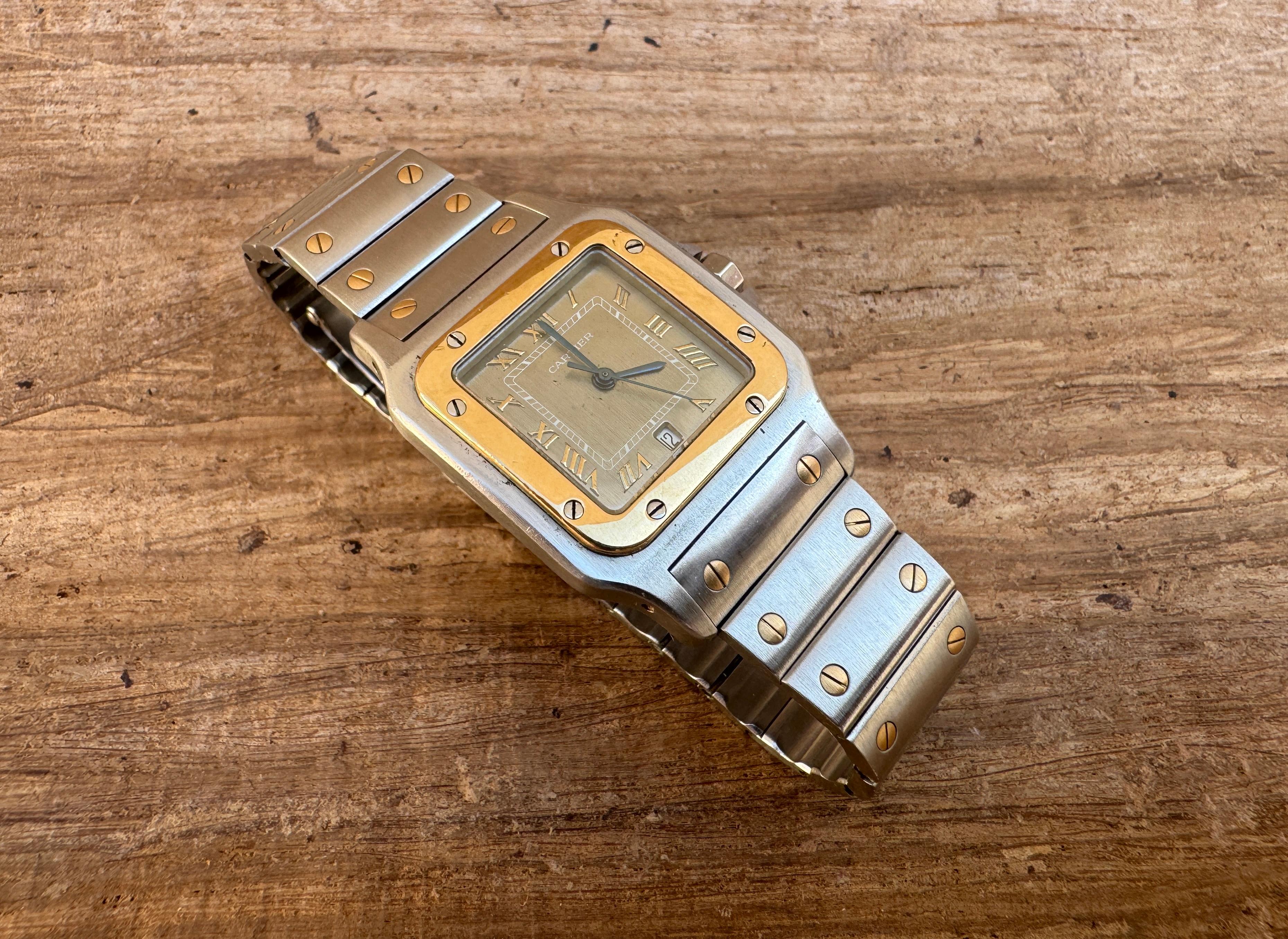 Marca: Cartier

Model No: Santos Galbée

Referencia: 187901

País de fabricación: Suiza

Movimiento: Cuarzo

Material de la caja: Oro/Acero

Medidas : Anchura de la caja: 29 x 41 mm (tamaño mayor) (sin corona)

Tipo de banda : Oro/Acero

Estado de