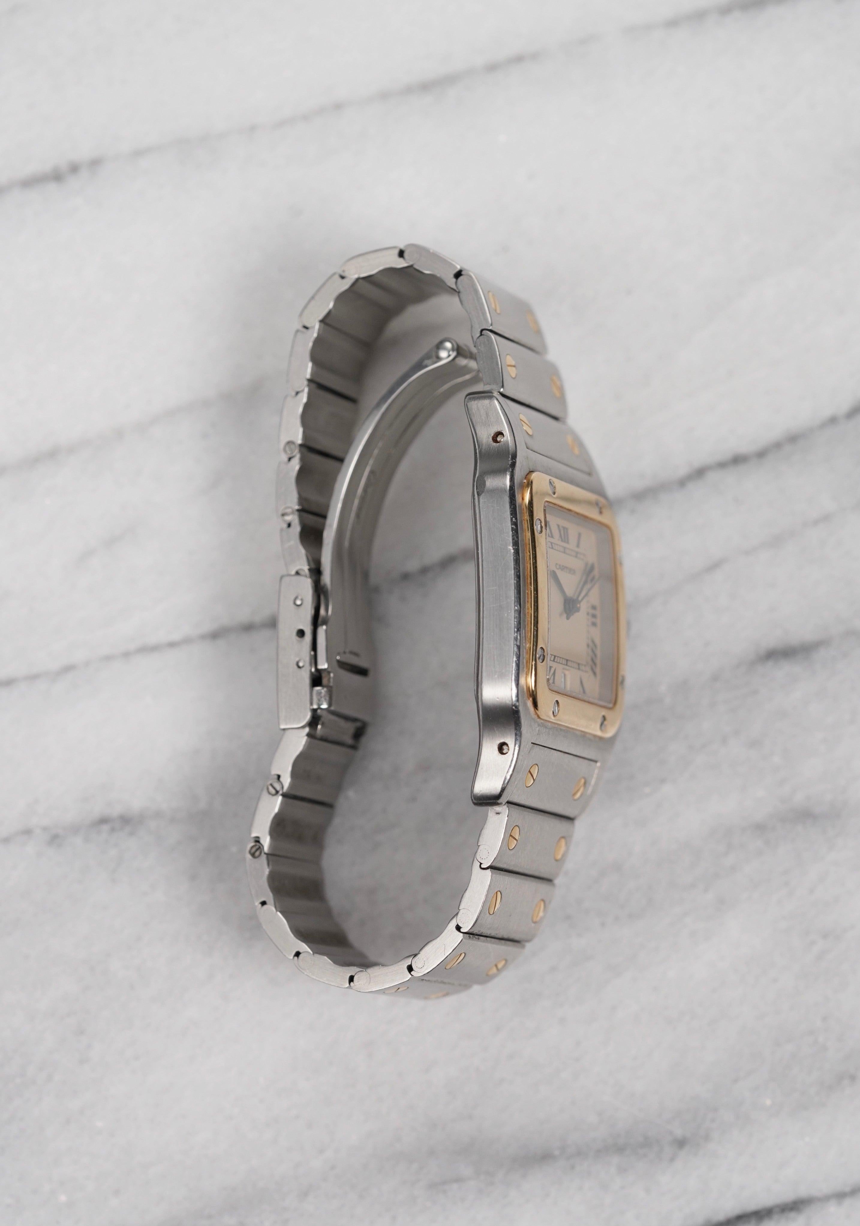 Hier ist ein Vintage Cartier Santos Galbee zwei Ton Quarz mit einem grauen römischen Ziffern Zifferblatt (ziemlich einzigartig Zifferblatt Konfiguration). Hält die Zeit gut ein und ist voll funktionsfähig. Die Abmessungen umfassen ein quadratisches