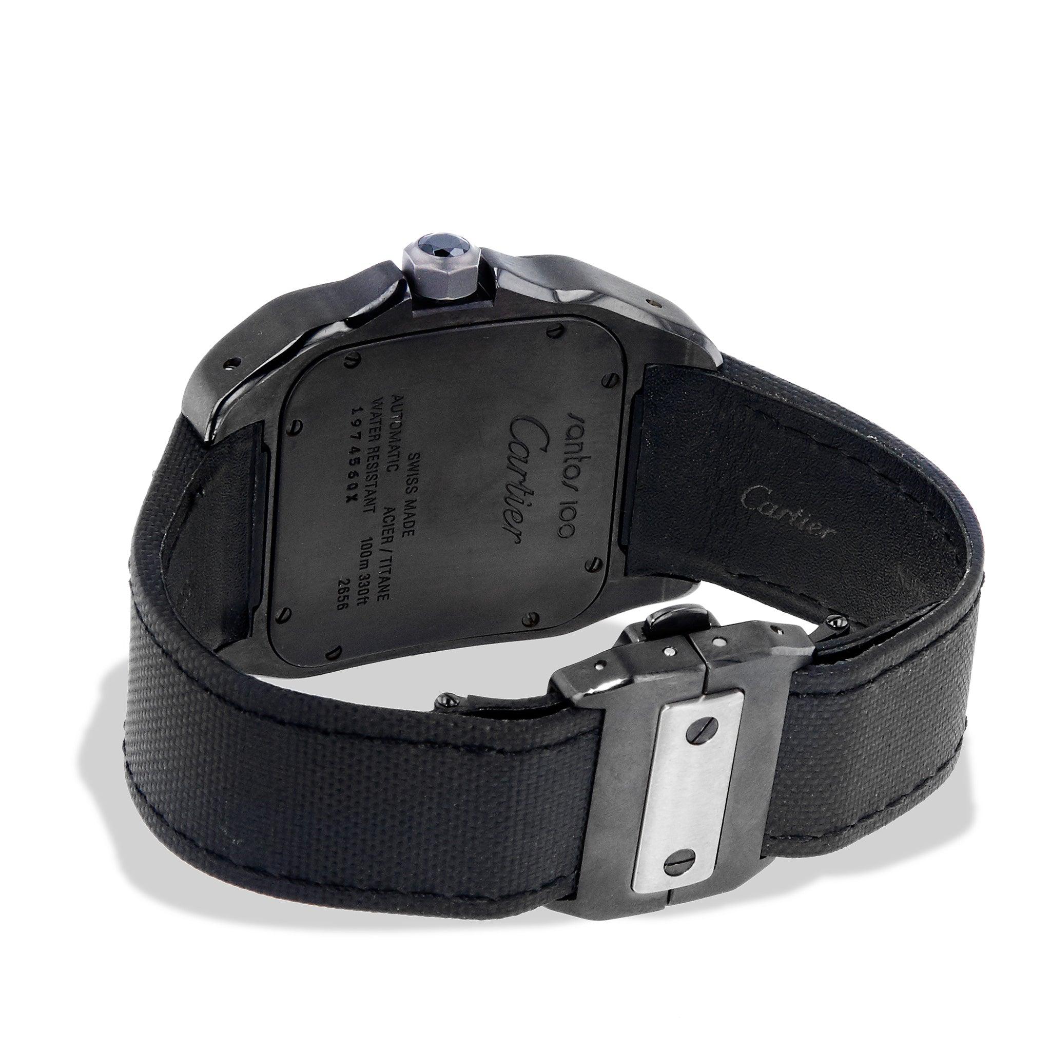 Die Cartier Santos Large 100 Estate Watch besteht aus schwarzem Stahl und Titan.  Ursprünglicher Verkaufspreis von $8.500. Modellnummer: W2020010, Seriennummer: 197456QX. Dieser Zeitmesser misst 51,1 mm mal 42,60 mm.
Cartier Santos Large 100 Estate
