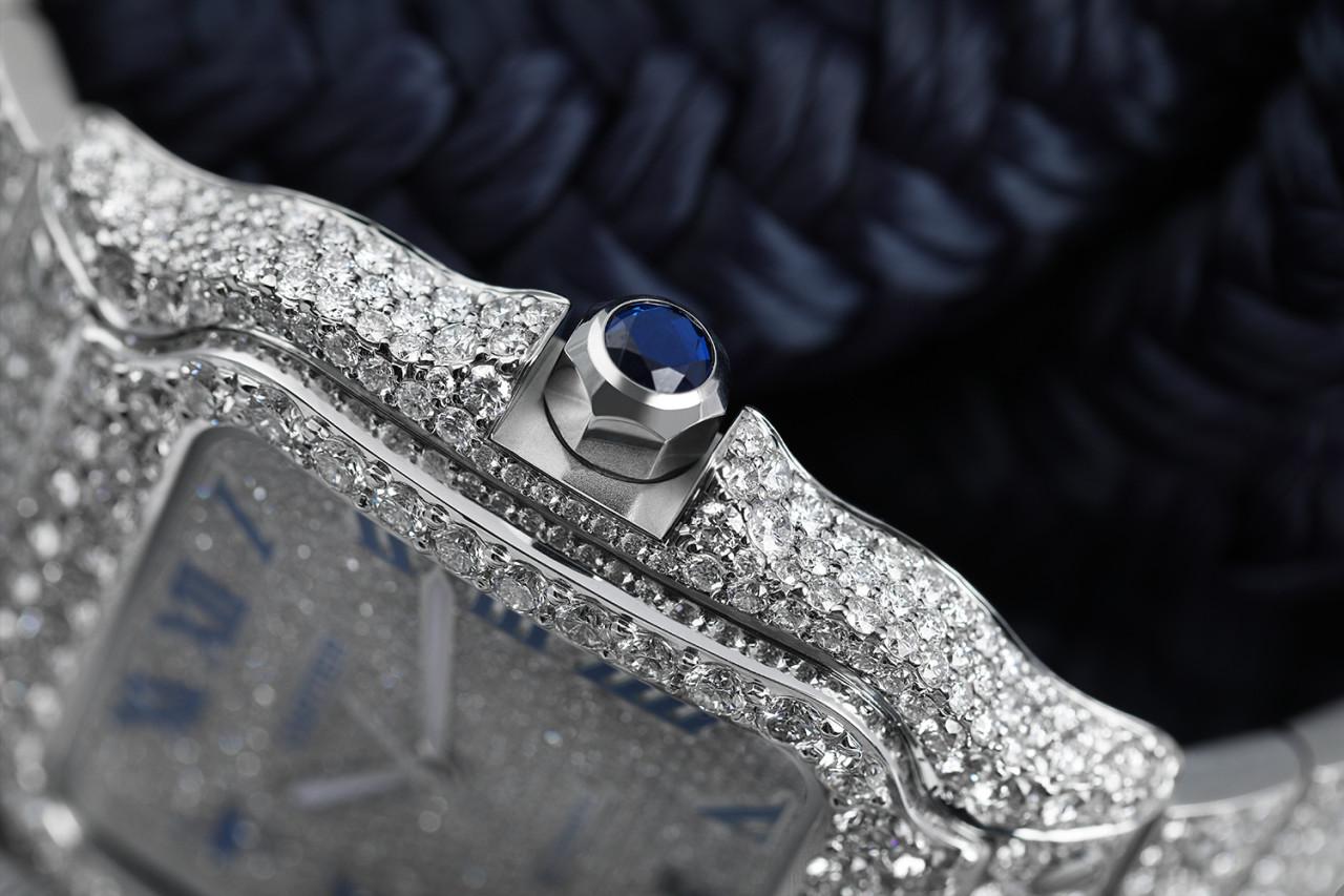 Cartier Santos große Edelstahl-Uhr mit benutzerdefinierten Diamanten Pave blauen römischen Ziffern Zifferblatt  WSSA0018

Mechanisches Uhrwerk mit automatischem Aufzug, Kaliber 1847 MC. Stahlgehäuse, 7-eckige Krone mit einem facettierten