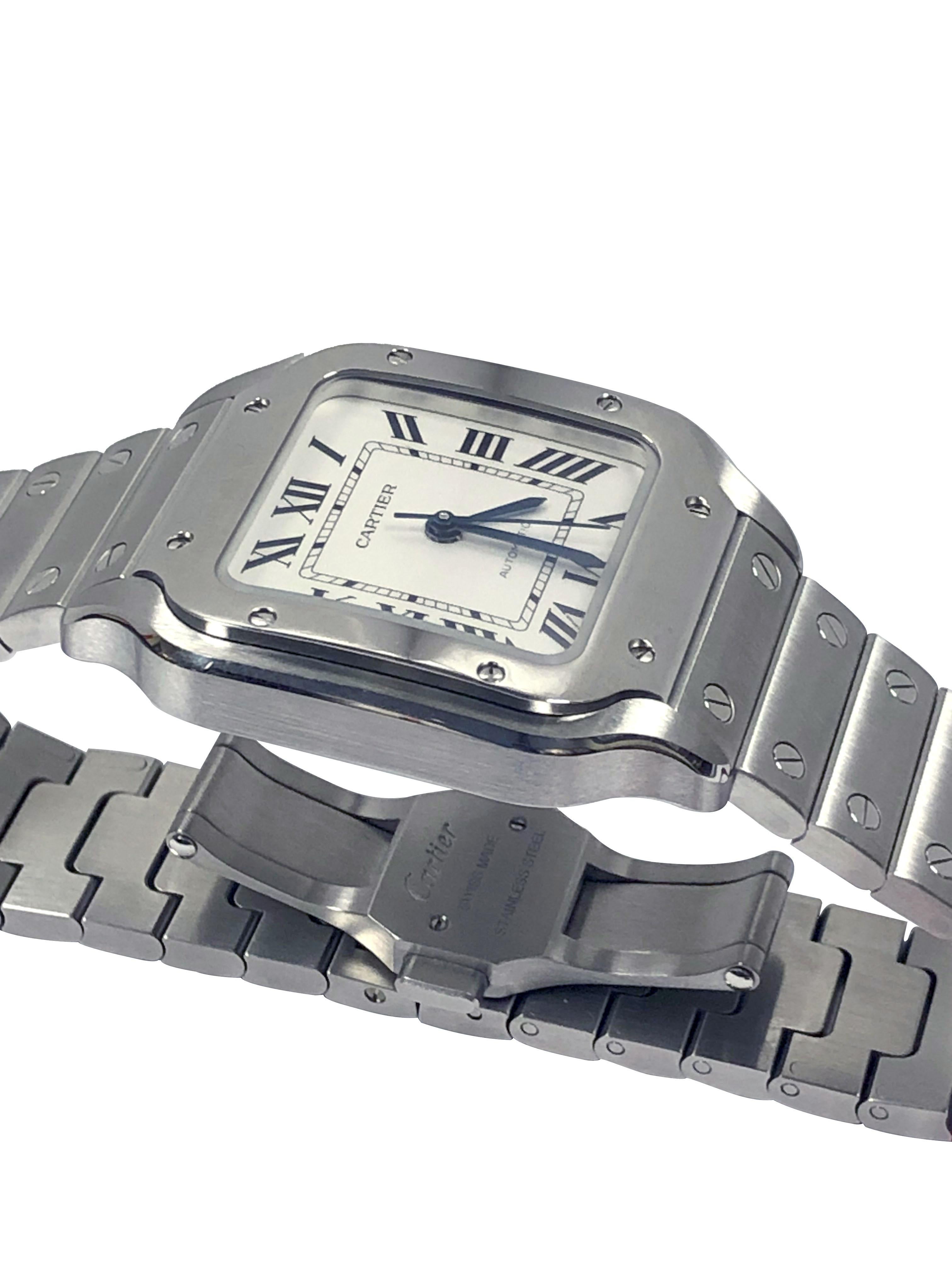 Circa 2021 Cartier Santos Armbanduhr, 32  X 34 M.M. Wasserdichtes Gehäuse aus Edelstahl mit 3 Teilen. Automatisches, selbstaufziehendes Uhrwerk, silbernes, satiniertes Zifferblatt mit schwarzen römischen Ziffern, Sekundenzeiger und einer Krone aus