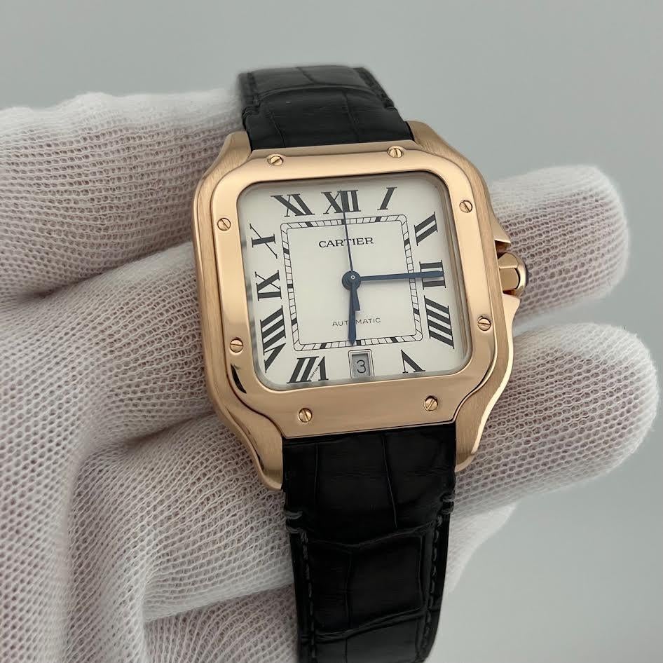 Numero di stile: WGSA0011



Seriale: 300****



Anno: ~2018-2020+

 

Model: Cartier Santos De Cartier

 

Materiale della cassa: Oro rosa 18k

 

Cinturino: Cinturino in pelle di fabbrica

 

Lunetta: oro rosa 18k 

 

Quadrante: Quadrante