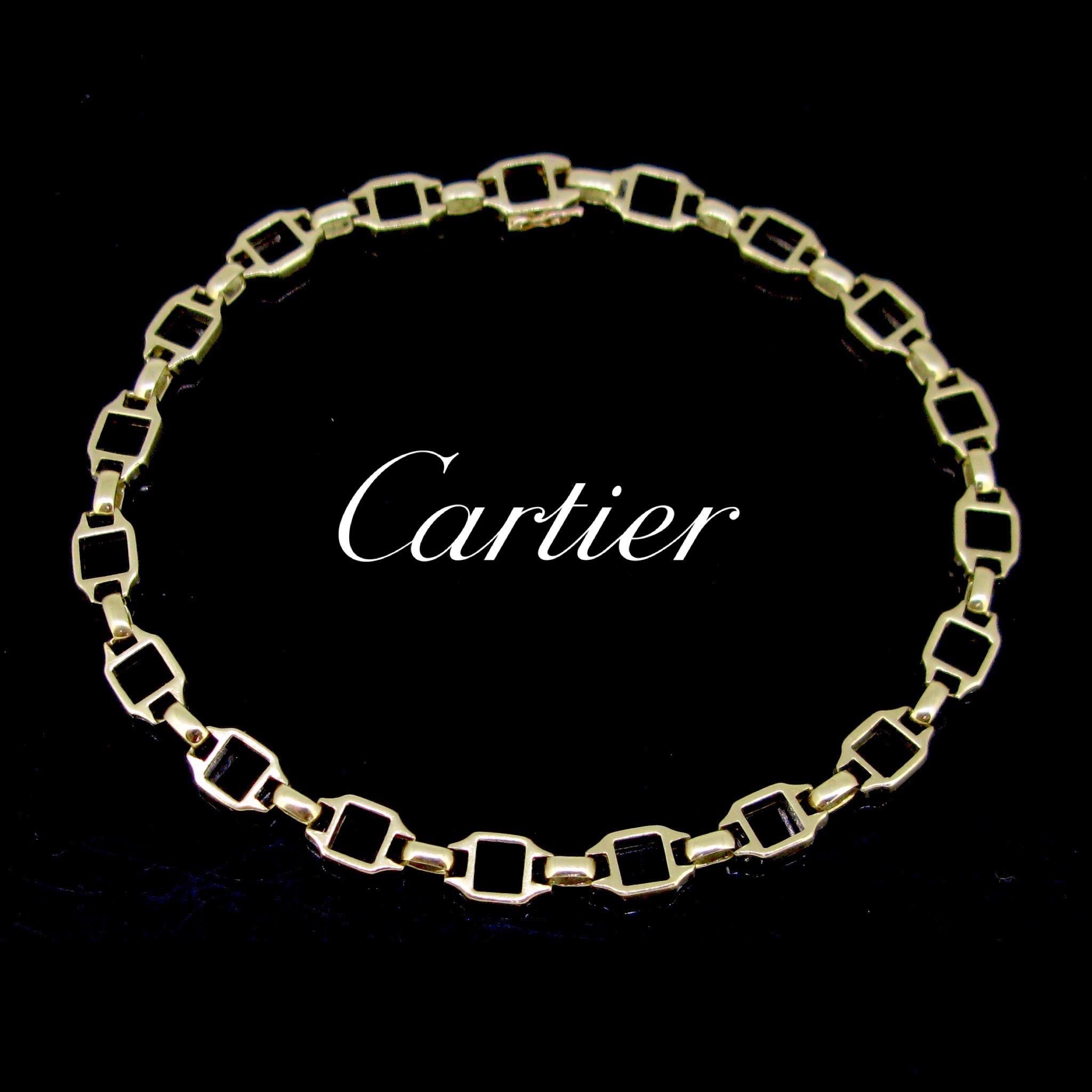 Weight: 9.41gr

Metal: 18kt yellow Gold

Condition: Very Good

Hallmarks: French, eagle’s head

Signature: Cartier nº11933

Comments: This bracelet is made in 18kt yellow gold. It is the Santos link chain bracelet. It is signed and numbered . It is