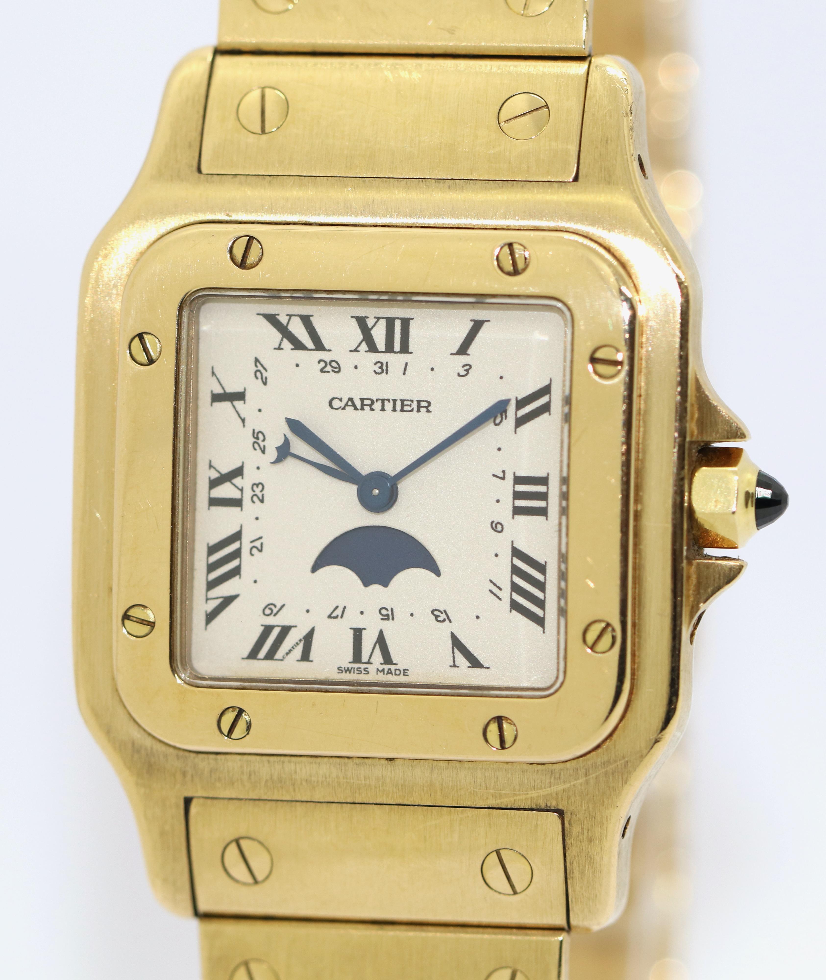 Cartier Santos Moonphase and Date, 18 Karat Gold. Quartz Movement.

Very good original Condition - unpolished. 

Including certificate of authenticity and new service.

Diameter measured without crown.