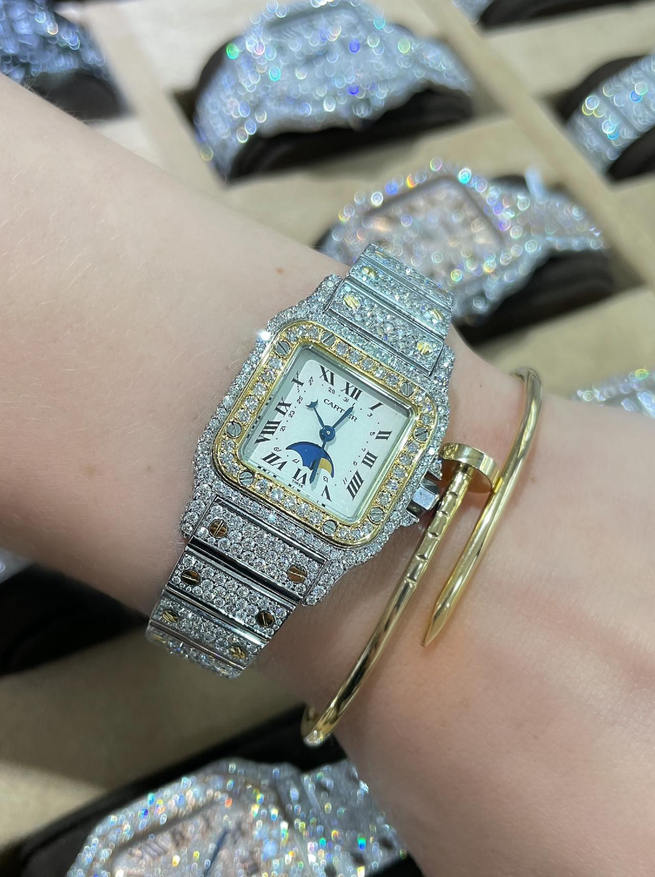 Reloj de cuarzo Cartier Santos Galbee con fases lunares de acero y oro amarillo de 24 mm personalizado con diamantes 119902

Nota: El brazalete de joyería Cartier no está incluido.

