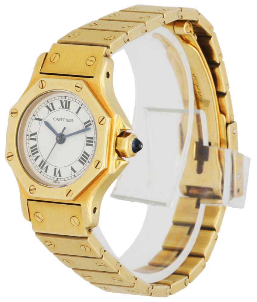 Cartier Santos 18k Gelbgold Damenuhr. 25 mm Gehäuse aus 18k Gelbgold. 18K Gelbgold achteckige Lünette. Zifferblatt in Off-White mit blauen Stahlzeigern und schwarzen römischen Ziffern. Minutenmarkierungen auf dem äußeren Zifferblatt. 18K Gelbgold