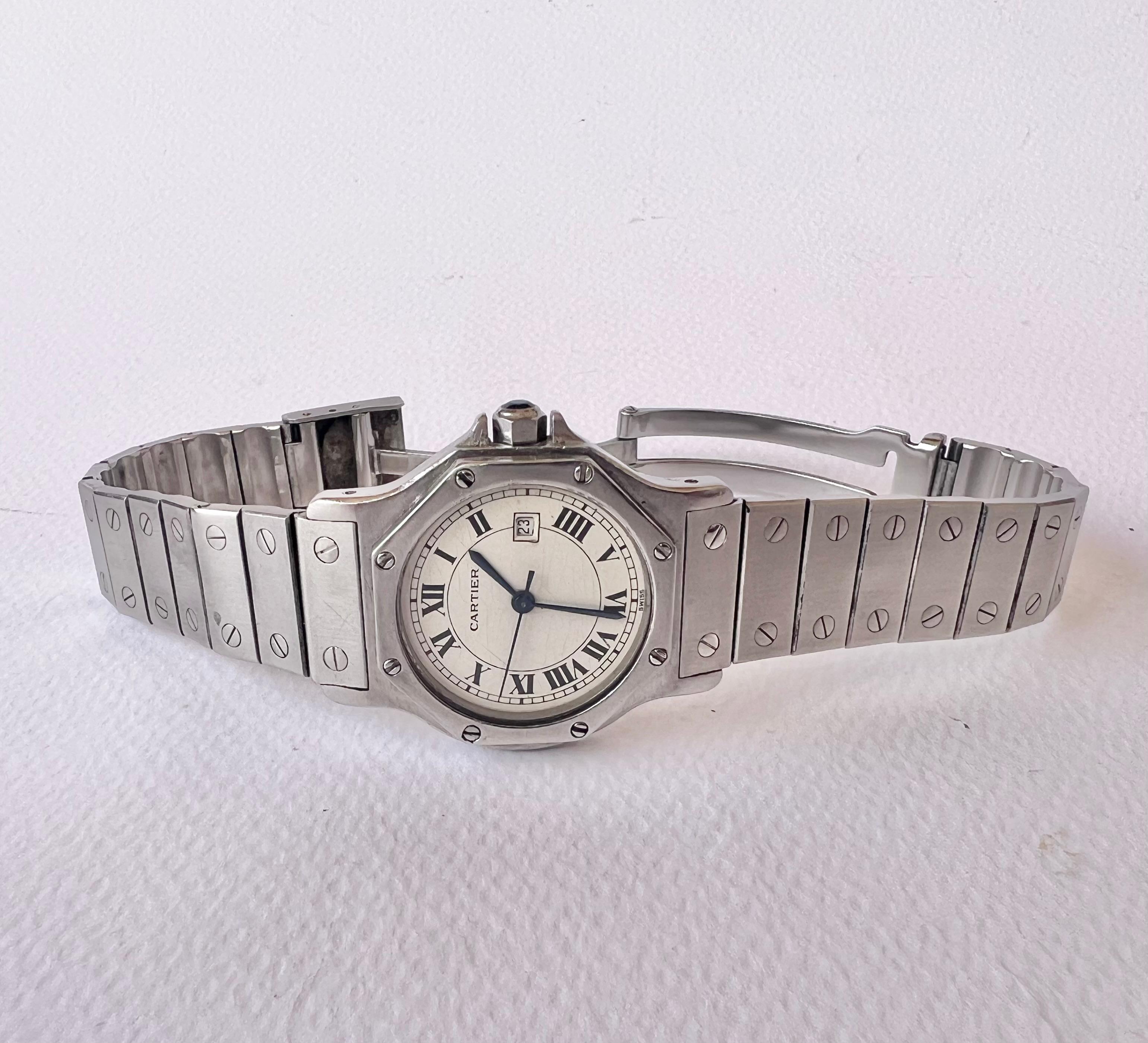 Marchio: Cartier

Model: Santos

Riferimento: 2966 

Caratteristiche : Data -Quadrante romano bianco

Paese di produzione: Svizzera

Movimento: Automatico

Materiale della cassa: SS

Misure: :Cassa circa 30 mm  

Tipo di banda : SS 

Condizione