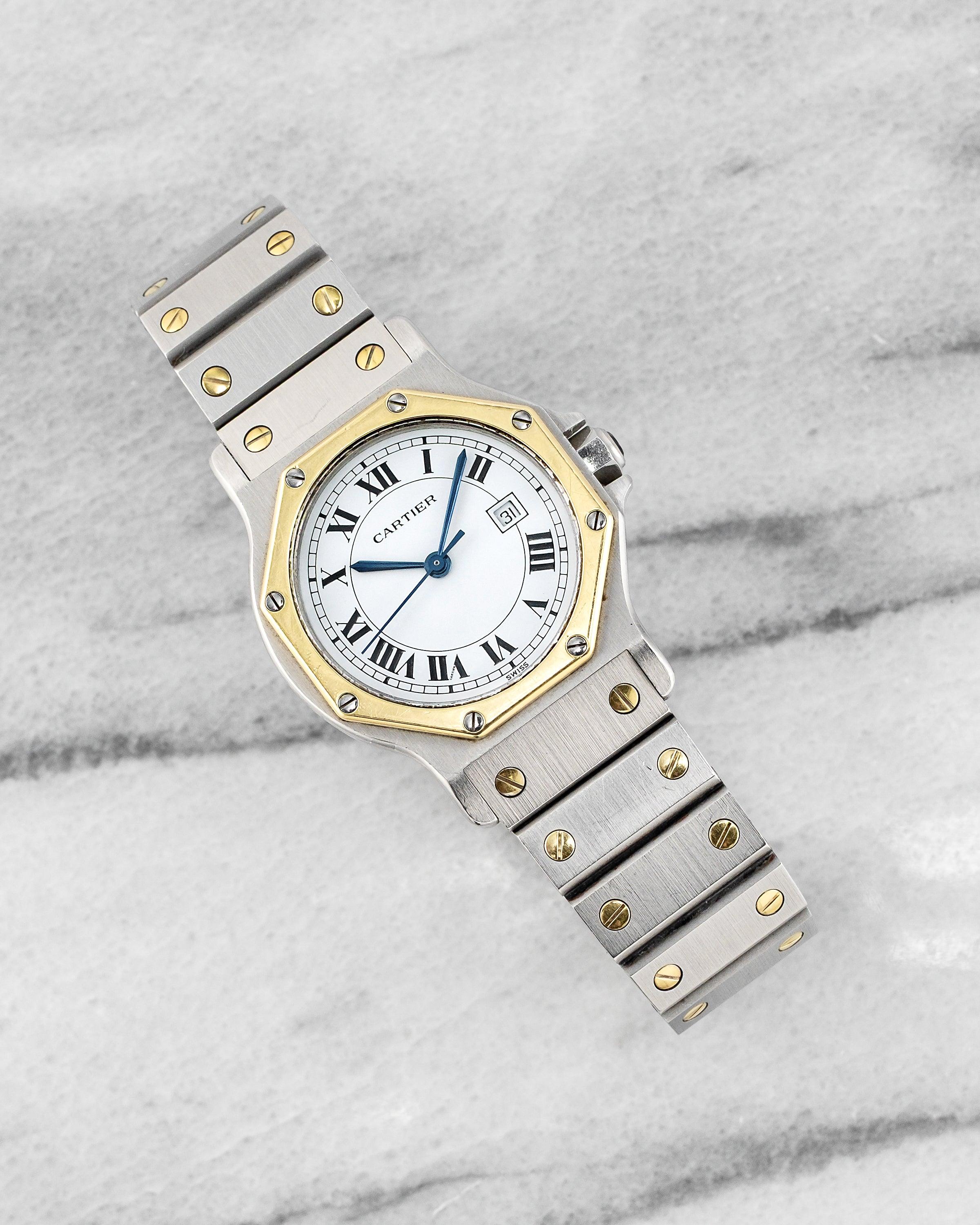 Hier ist ein Vintage Cartier Santos Octagon Referenz 2966 automatische zweifarbig mit einem weißen römischen Ziffern Zifferblatt auf einem Stahl-und Gold-Armband aus den 1980er Jahren. Hält die Zeit gut ein und ist voll funktionsfähig. Die
