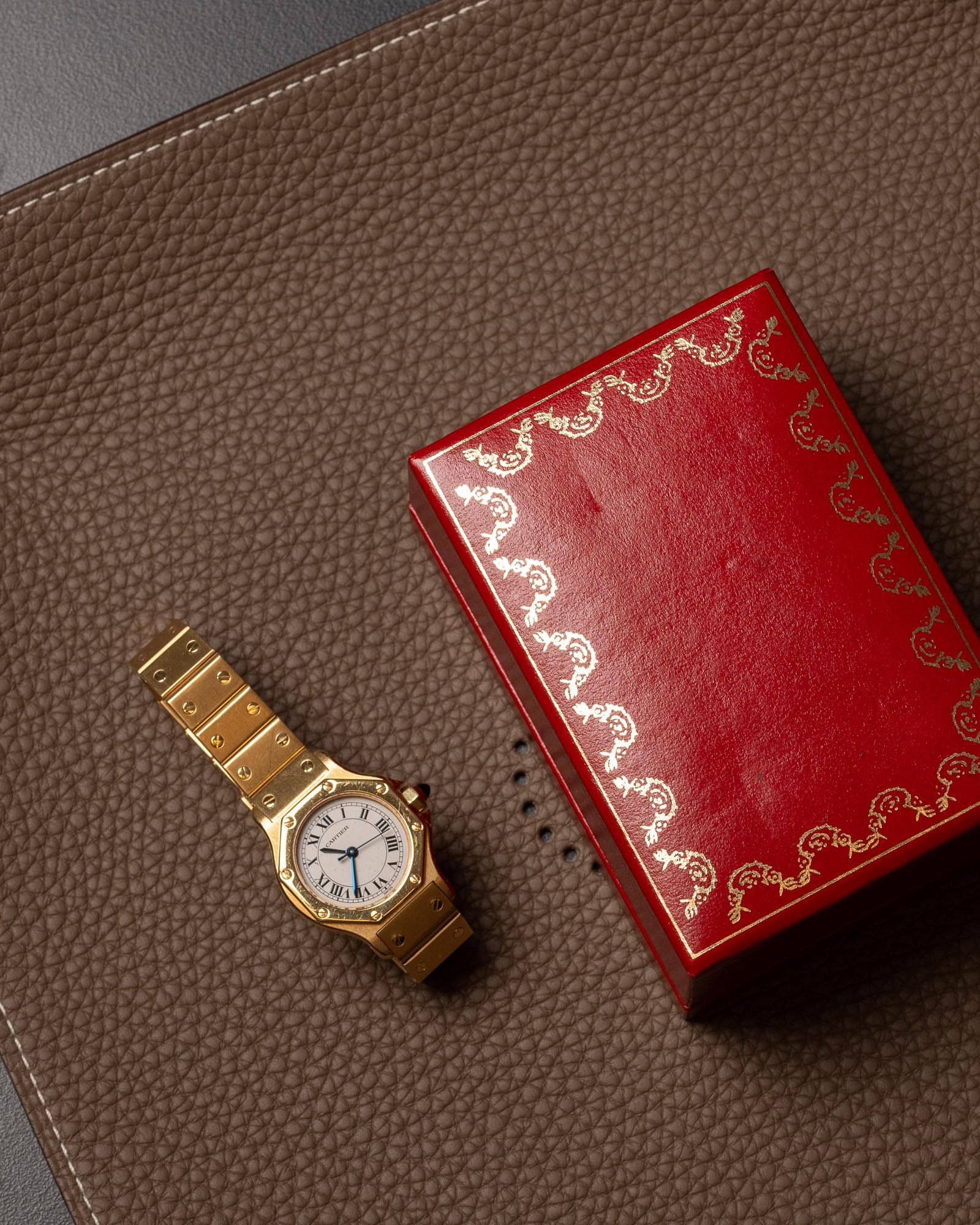 SKU 	1855
Marke	Cartier
Modell	Santos Octagon SM
Referenz	2969
Jahr	1980s
Wählen Sie	Weißes Zifferblatt
Fall	18k Gelbgold
Armbänder	18k