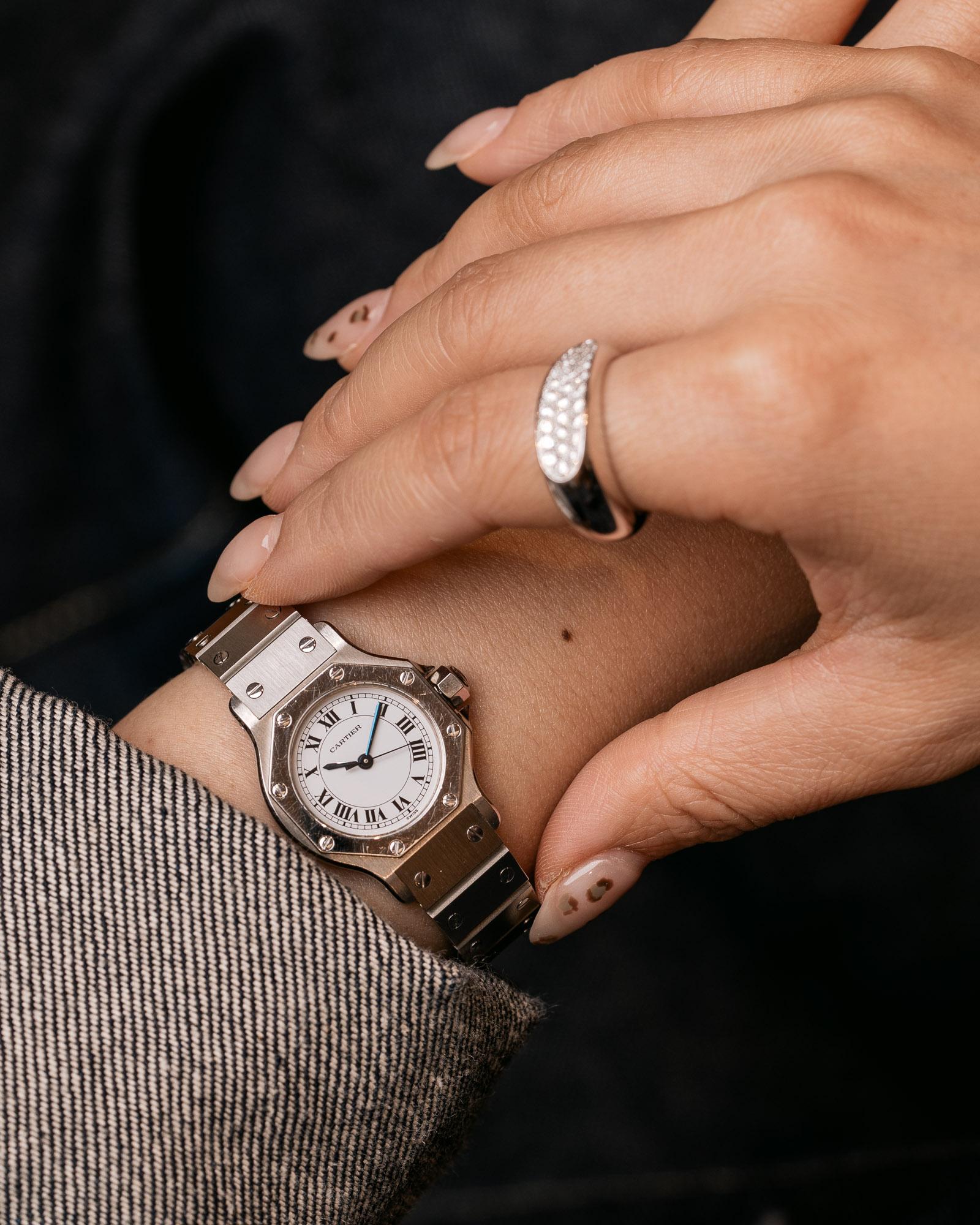 Cartier Santos Octagon SM - Esfera blanca - Acero - Automático - Años 80
SKU 1878

Classic Time Club se enorgullece de presentar este Cartier Santos Octagon SM, un diseño atemporal de los años 80 que encarna la elegancia característica y el estilo