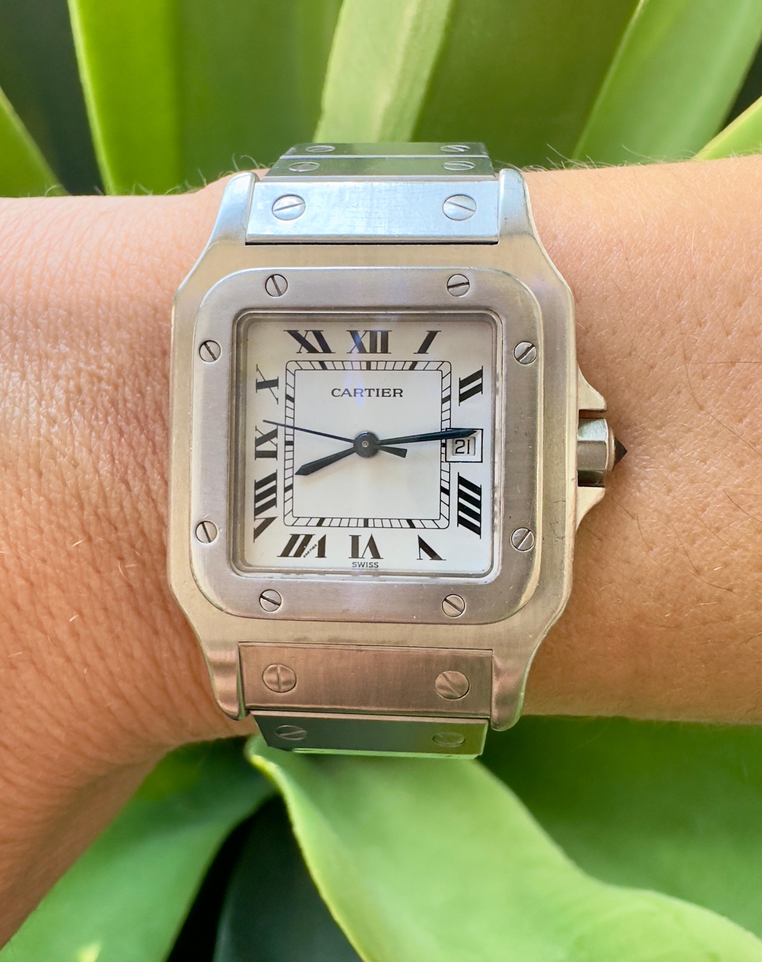 Cette intemporelle Cartier Santos Ref. 2960 est une superbe pièce vintage des années 1990, qui respire l'élégance classique et la sophistication. Non polie pour conserver son attrait vintage authentique, la montre présente des signes naturels