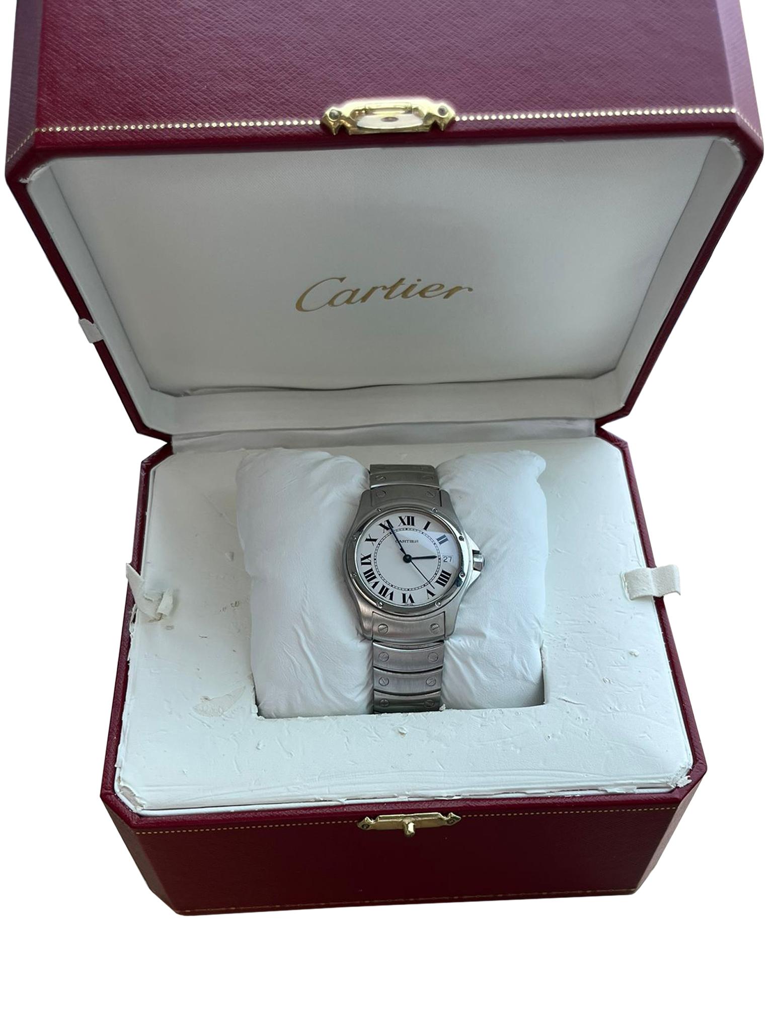 Diese Variante der Cartier Santos Ronde Solo bietet eine klassische und vielseitige Ästhetik, die sowohl für Männer als auch für Frauen geeignet ist, wobei sie die Eigenschaften der ursprünglichen Santos beibehält! Dieses in den 1990er Jahren