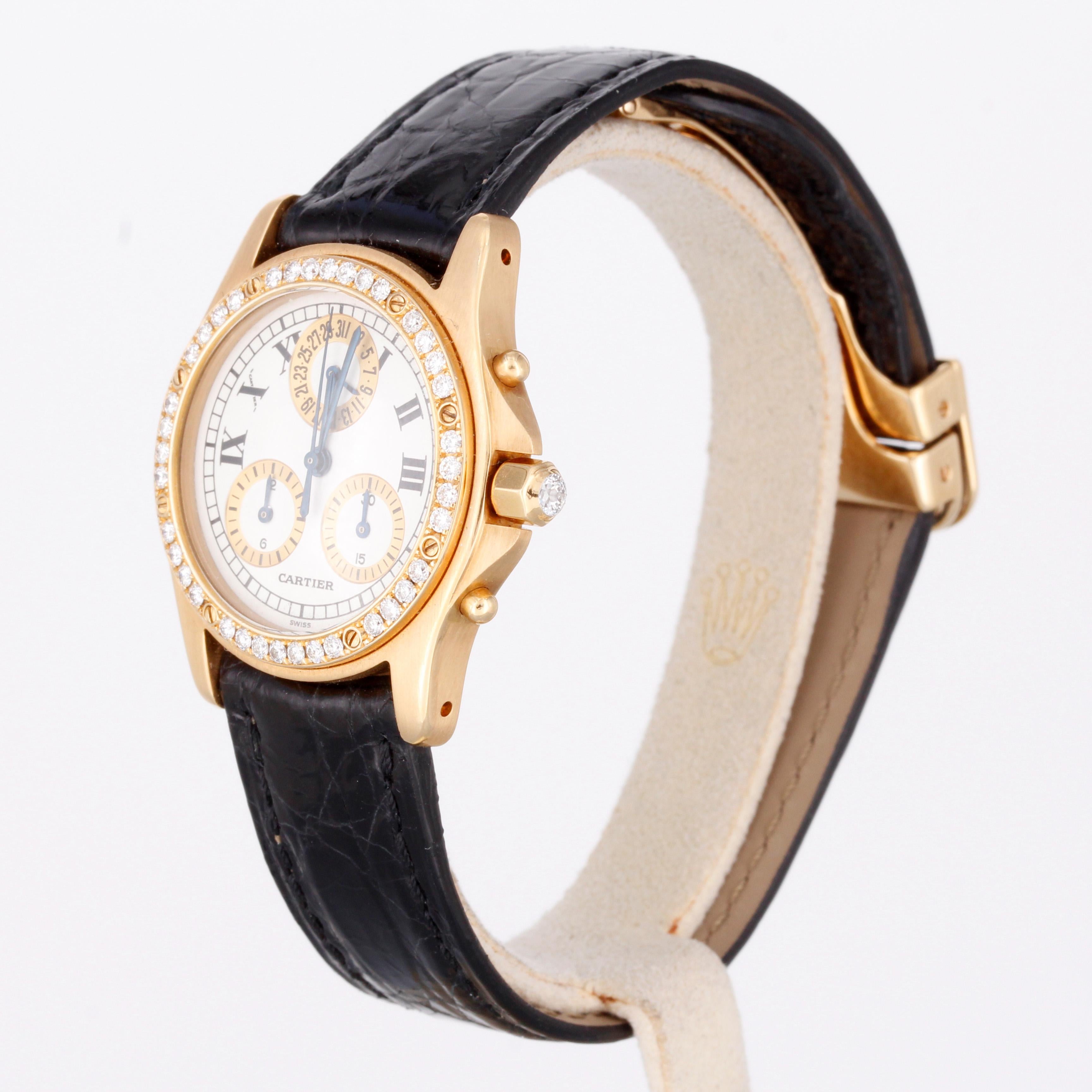 Cartier Santos Ronde Chronograph in 18ct. yellow gold with a diamond bezel
Reference: 1530
Material: Yellow gold
Movement: Quarz
Diameter: 30
Dial: White
Bracelet: Crocodile leather with an 18ct. yellow gold folding clasp
Diamonds: Original