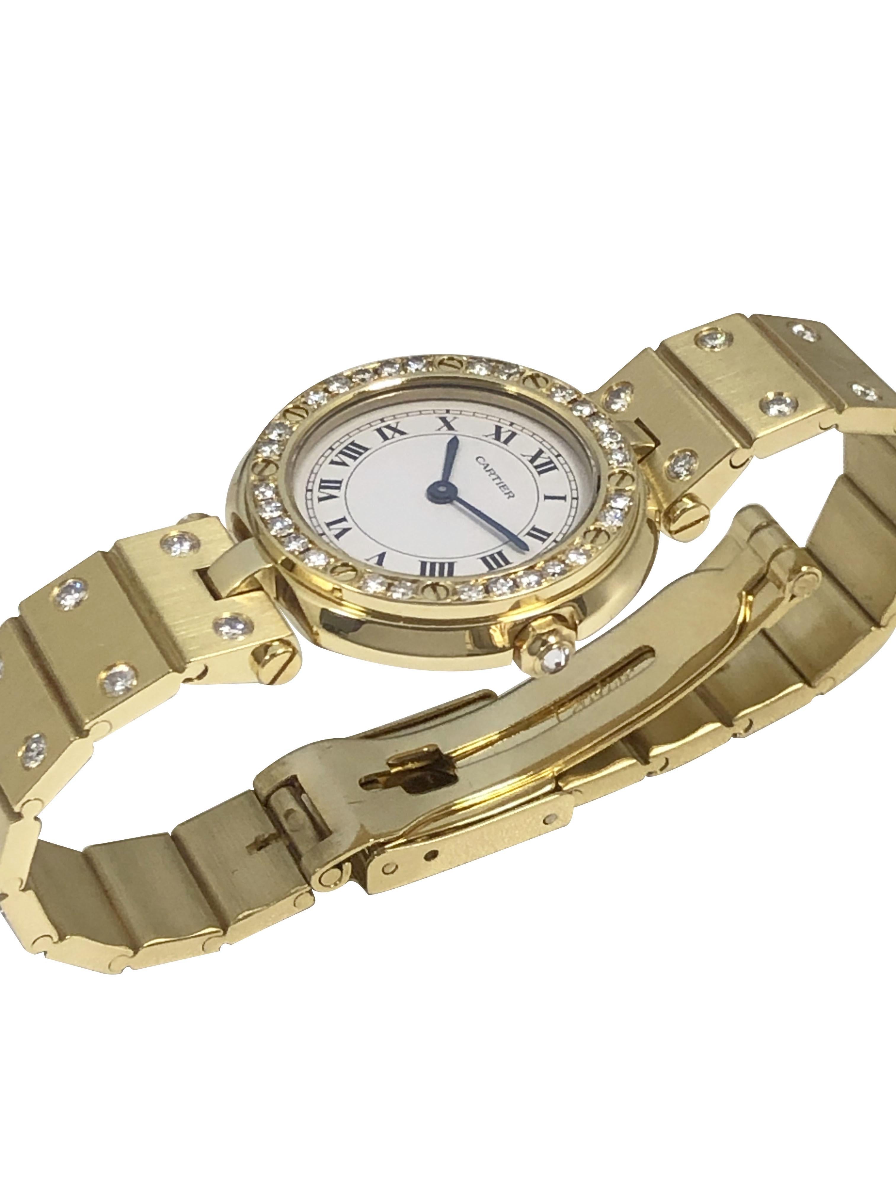 Orologio da polso da donna Cartier Santos Ronde, 27 M.M in oro giallo 18k, cassa in 2 pezzi, movimento al quarzo, quadrante bianco con numeri romani neri, corona con diamanti incastonati, lunetta con diamanti rotondi taglio brillante incastonati