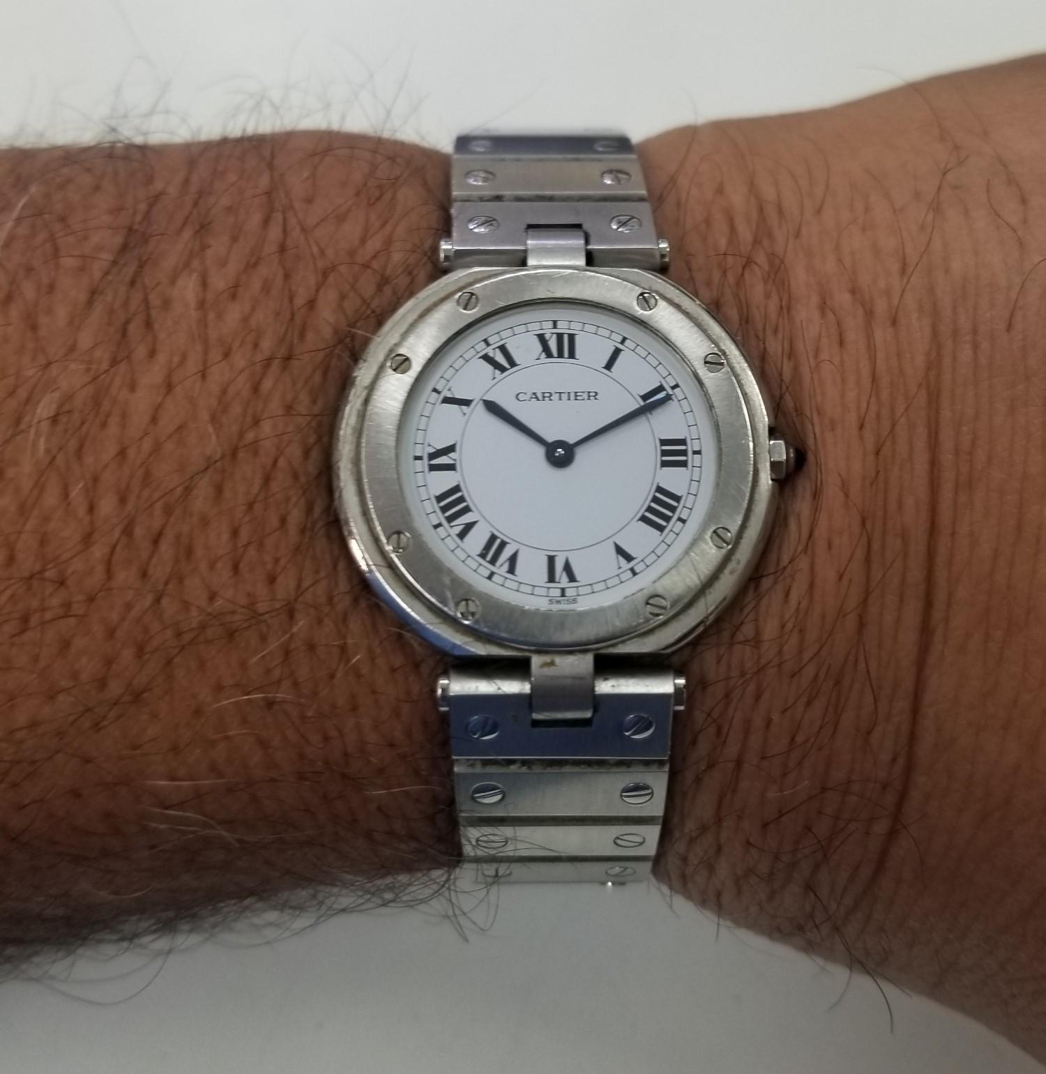 Cartier Santos Ronde Edelstahl Weißes Zifferblatt Herrenuhr
Marke	Cartier
Modell	Santos de Cartier
Gehäuse MATERIAL	Rostfreier Stahl
Gehäuse-Durchmesser	32mm
Kristall	Saphirglas
Lünette	Lünette aus gebürstetem Edelstahl mit Schrauben
Wählen