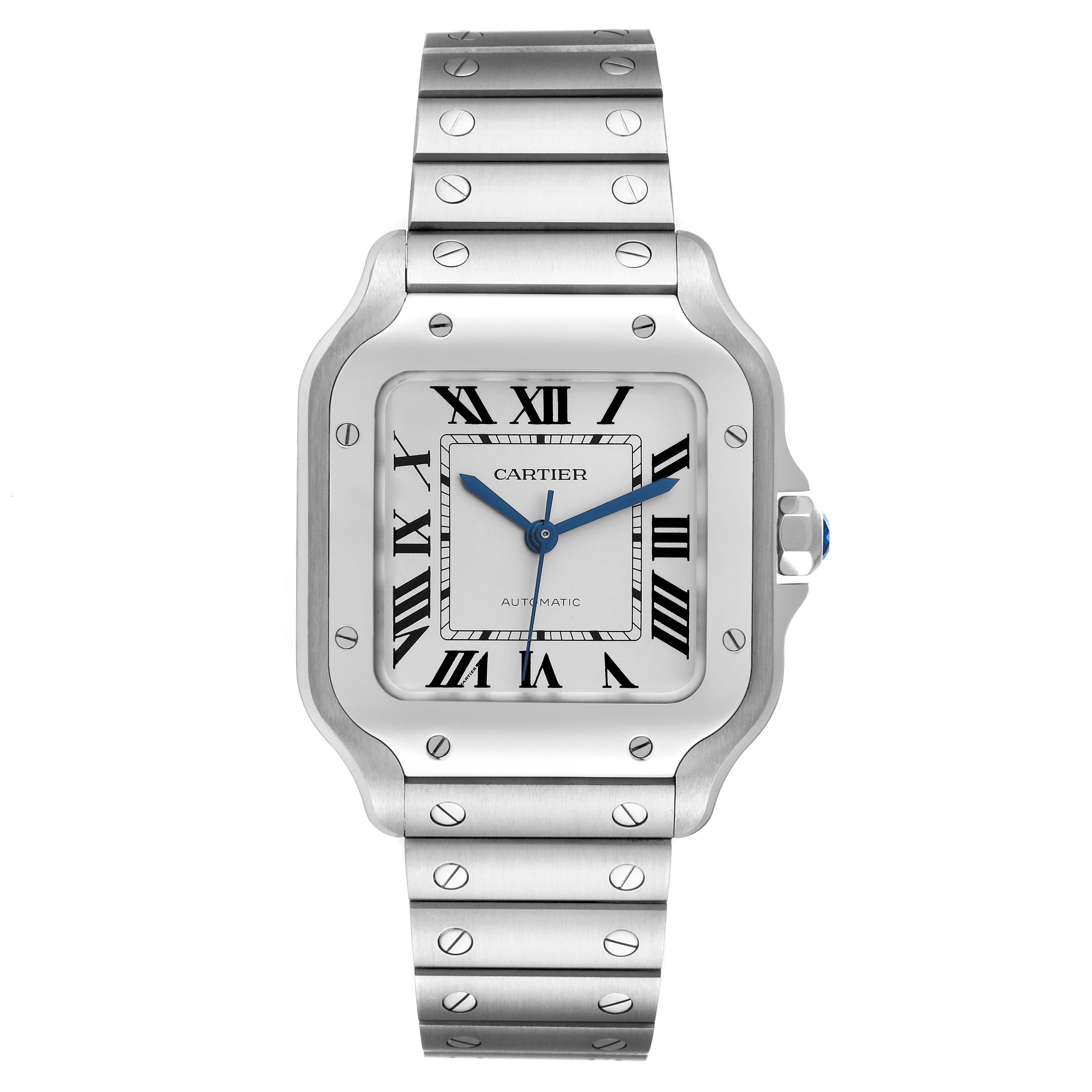 Cartier Santos Silver Dial Medium Steel Mens Watch WSSA0029 Box Card. Mouvement automatique à remontage automatique. Boîtier en acier inoxydable 35,1 x 35,1 mm.  Couronne octogonale sertie du spinelle bleu facetté. Lunette en acier inoxydable