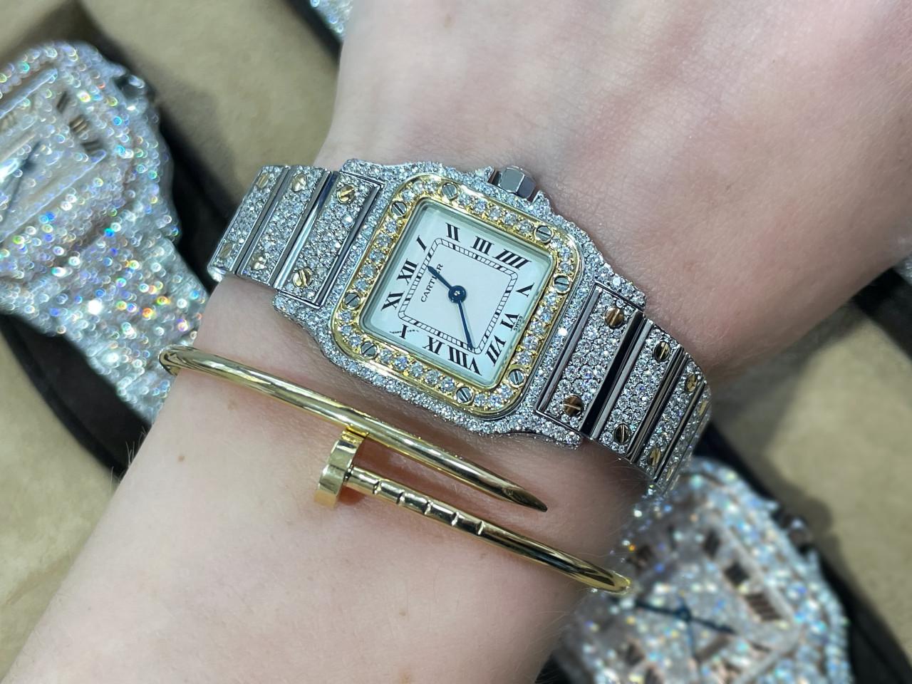 Reloj Cartier Santos de cuarzo para señora, acero y oro amarillo de 18 quilates W20012C4

Nota: El brazalete de joyería Cartier no está incluido.

