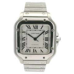 Reloj Cartier Santos de acero inoxidable con esfera romana en color blanco roto, modelo mediano