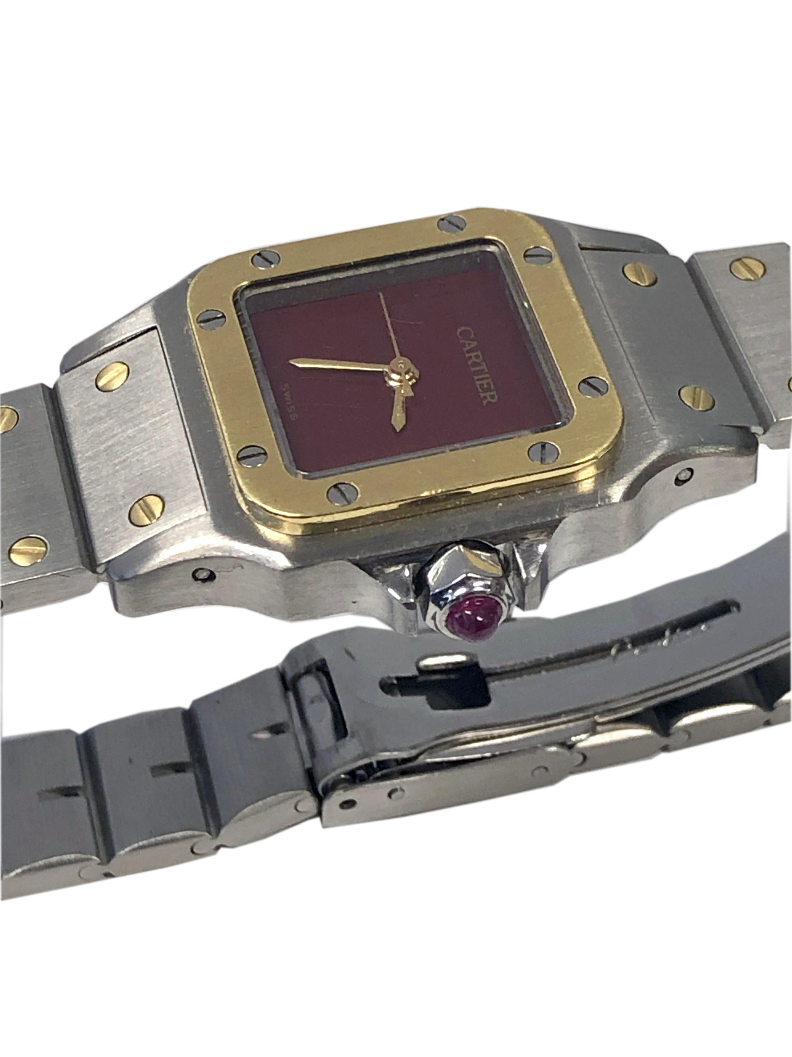 Circa 1990 Cartier Santos Ladies Wrist Watch, 23 X 23 M.M. Boîtier 3 pièces en acier inoxydable avec lunette en or jaune 18k, couronne sertie de rubis, mouvement automatique, verre saphir, cadran bourgogne rare et difficile à trouver avec aiguille