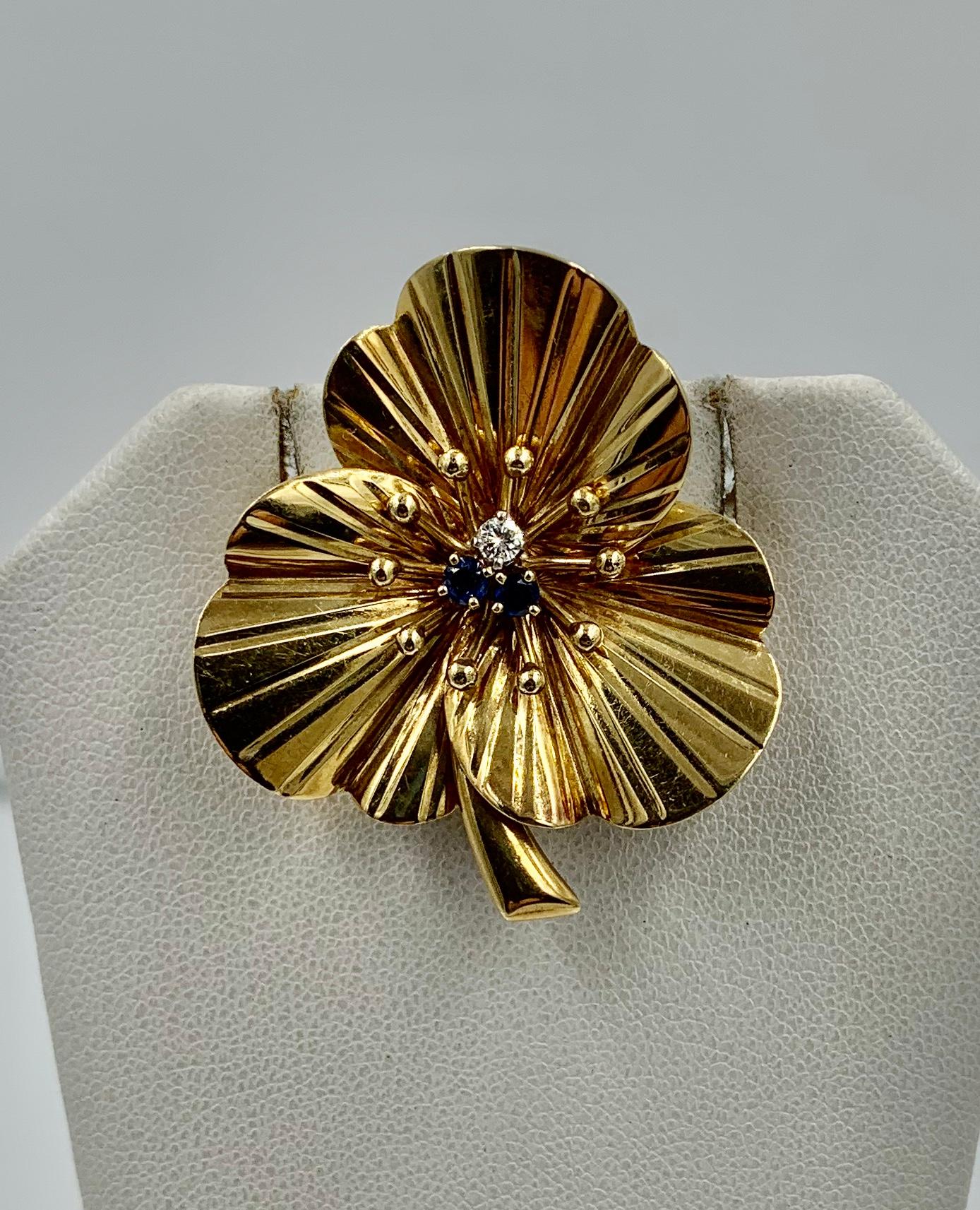 Taille ronde Cartier Broche trèfle rétro en or 14 carats avec saphirs et diamants, milieu du siècle dernier en vente