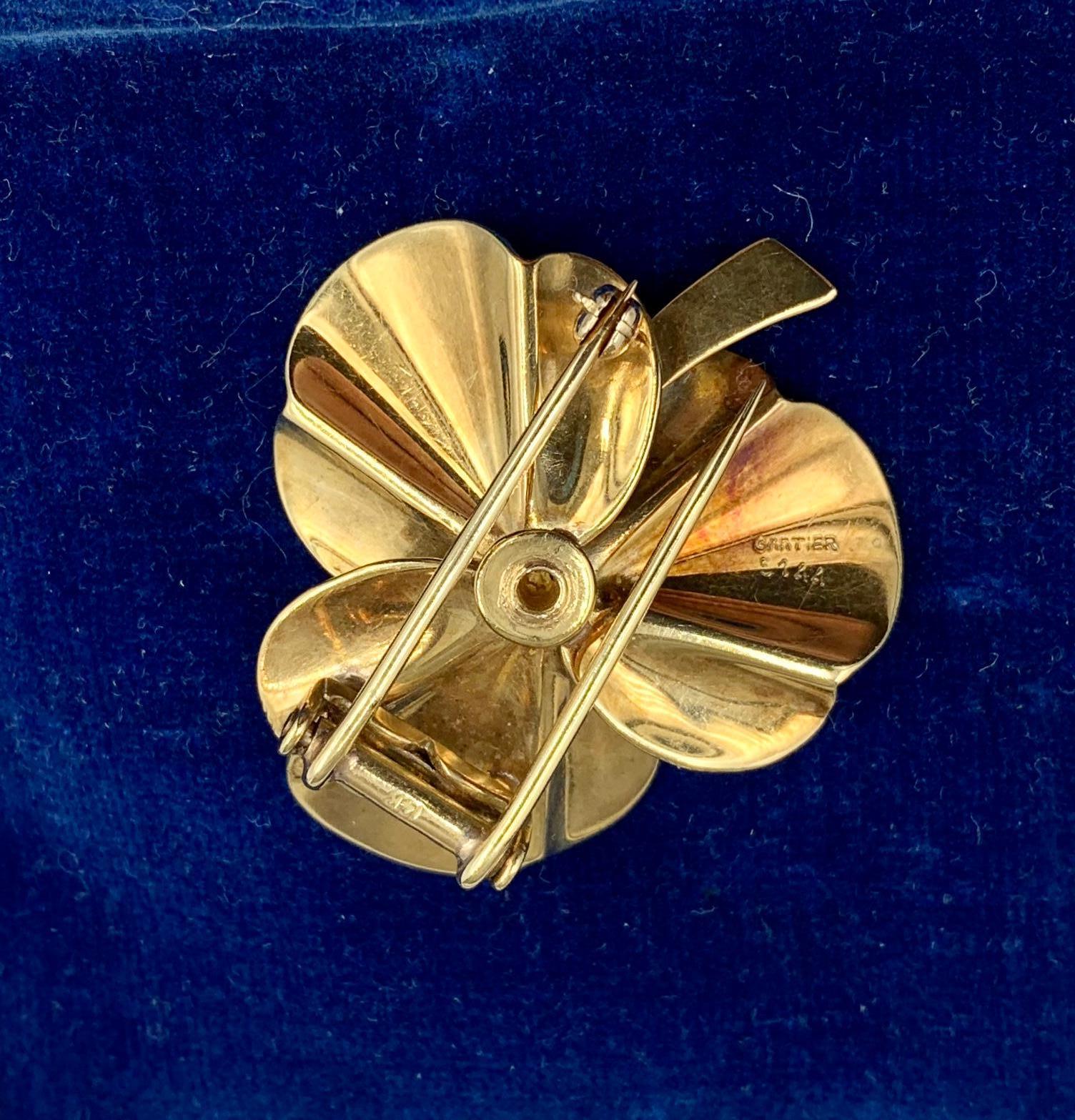 Cartier Sapphire Diamond Clover Flower Brooch 14 Karat Gold Mid-Century Retro In Good Condition For Sale In New York, NY