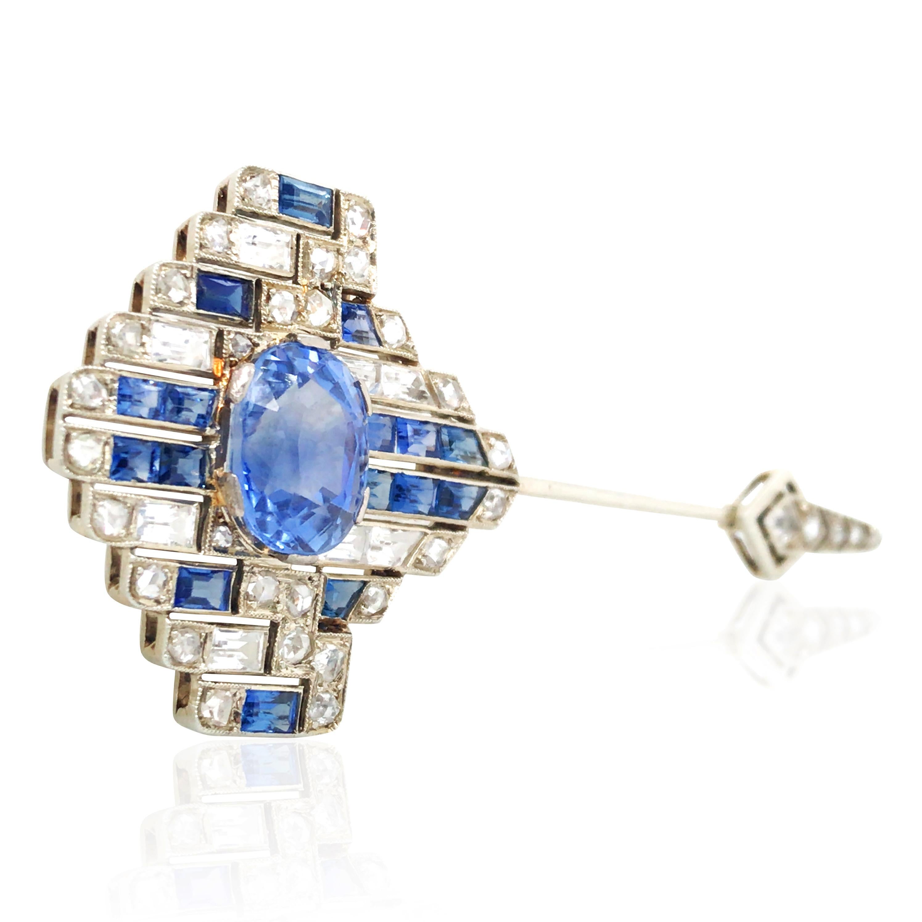 Cette rare broche Art déco de Cartier présente des lignes épurées et symétriques qui incarnent l'esprit pionnier de l'époque. En son centre se trouve un saphir non traité du Sri Lanka pesant environ 5,3 ct, d'une couleur vibrante et d'une riche