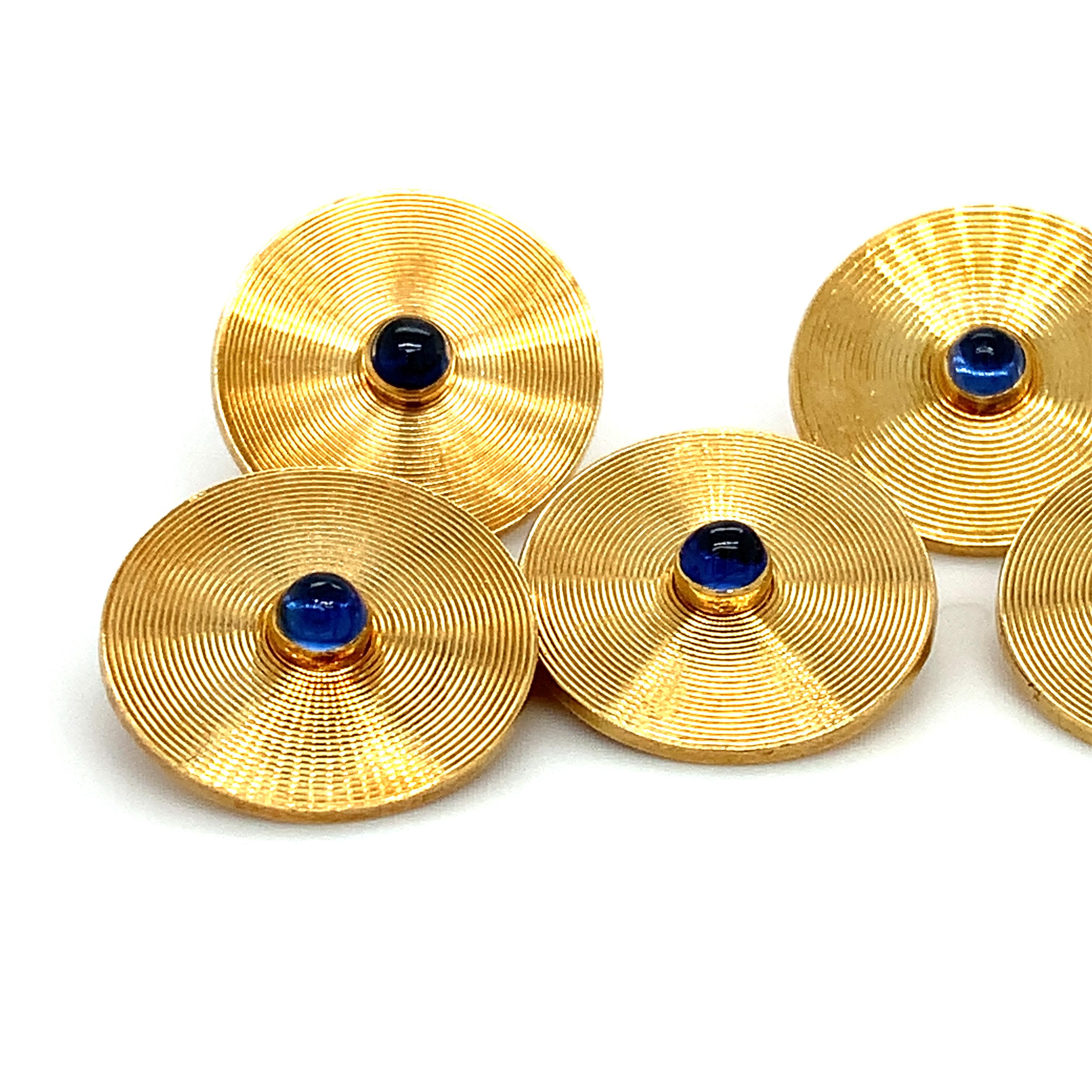 The most beautiful and elegant gentlemen's Cartier sapphire cabochon dress set and cufflinks round shaped with ribbed spheres design in 18ct yellow gold.
Each set with sapphire cabochon gemstone round shaped and polished.
Period: Circa