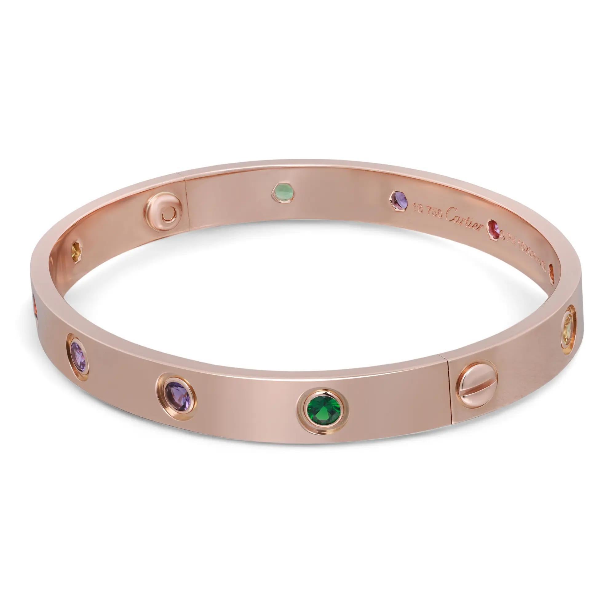Questo braccialetto d'amore in oro rosa 18 carati di CARTIER è impreziosito da zaffiri rosa e gialli, granati e ametiste. La misura del bracciale è 16 e la larghezza è di 6 mm. Chiusura a vite vecchio stile. Peso totale: 27,46 grammi. Ottime