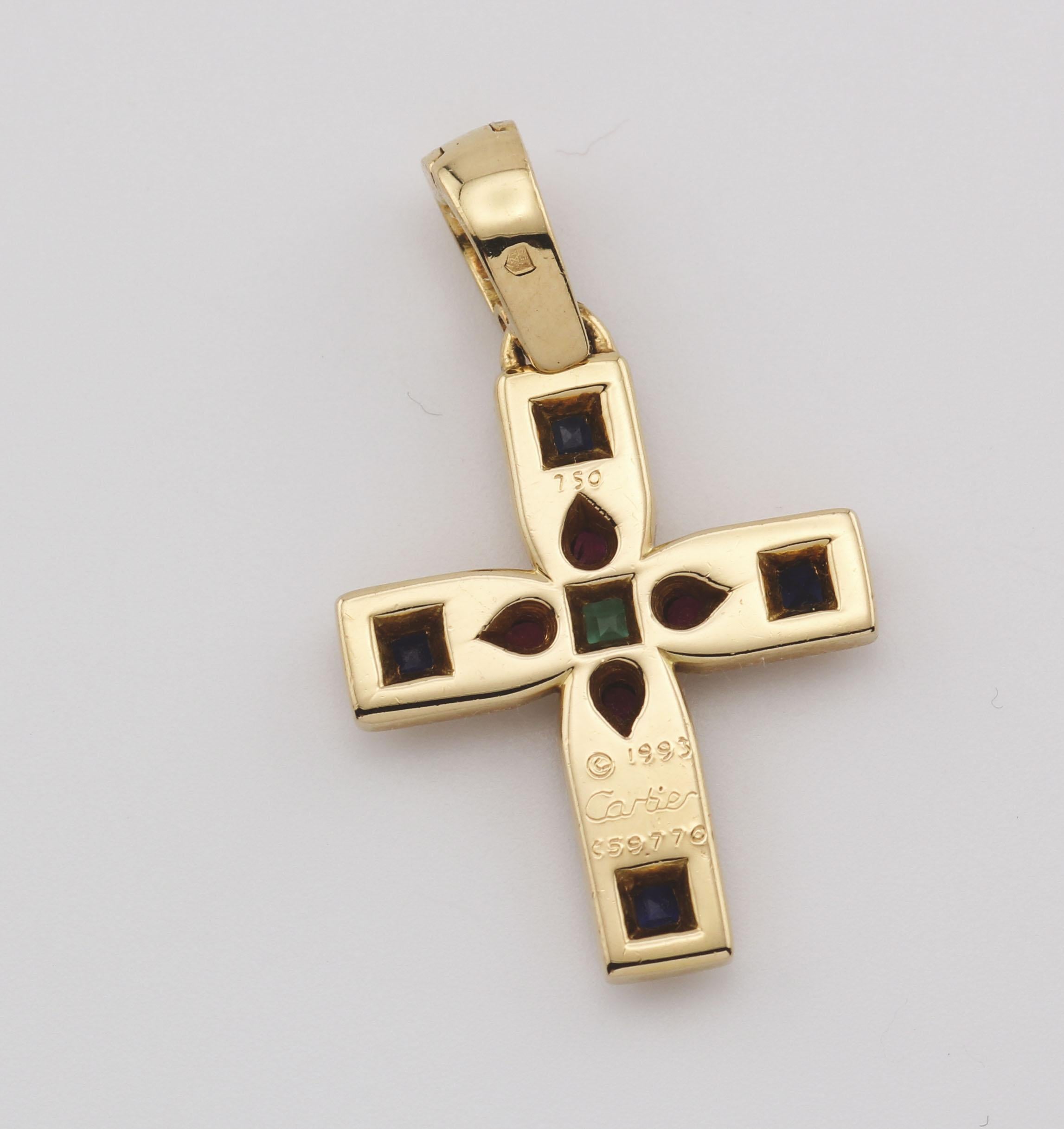 El Colgante Cruz es un accesorio llamativo y lujoso, diseñado para cautivar con su aspecto audaz y pulido. Elaborado con precisión, este colgante presenta un motivo de cruz adornado con vibrantes piedras preciosas, creando un aspecto armonioso y