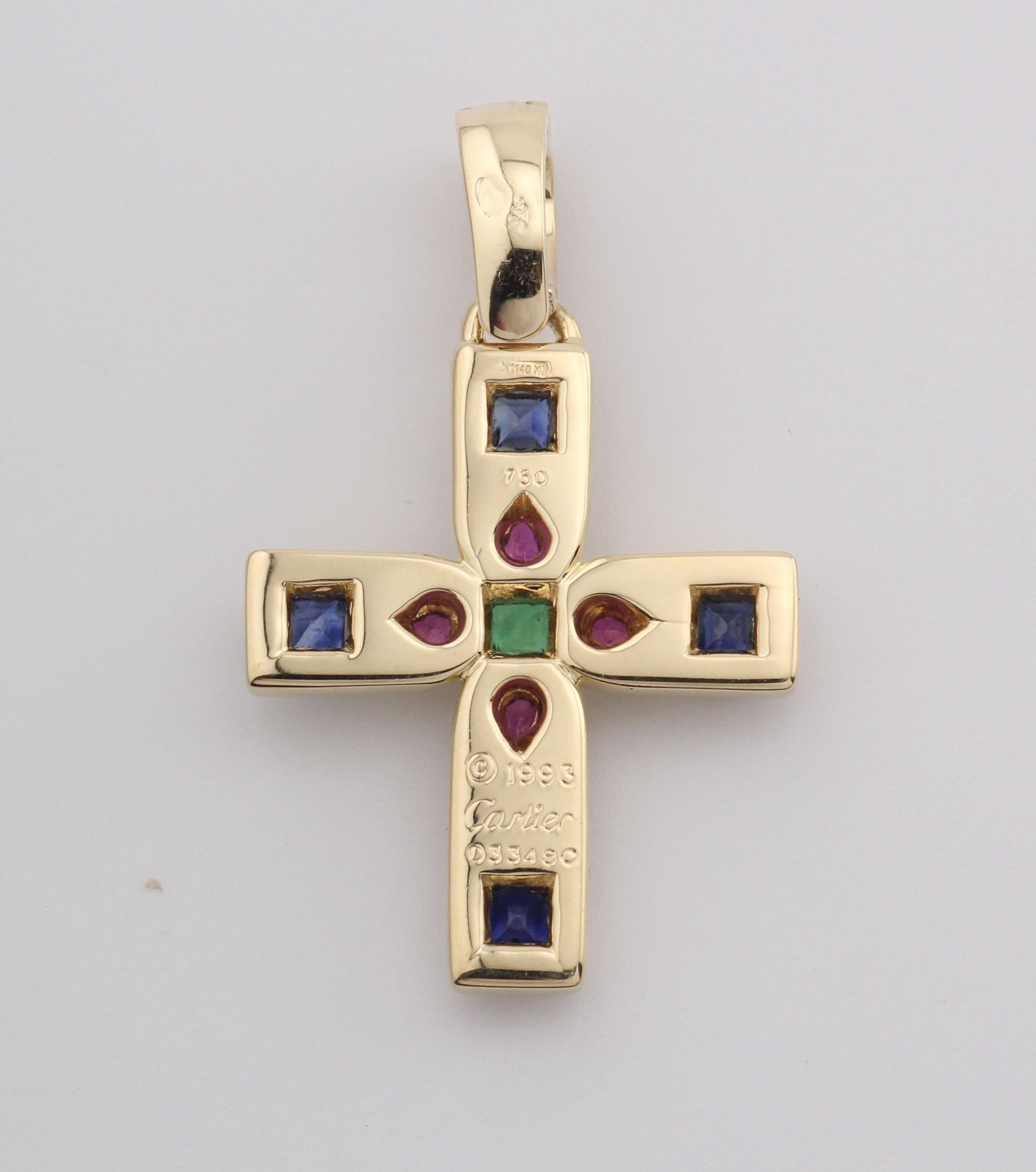 Le pendentif croix est un accessoire saisissant et luxueux, conçu pour captiver par son aspect audacieux et poli. Fabriqué avec précision, ce pendentif présente un motif de croix orné de pierres précieuses vibrantes, créant un look harmonieux et