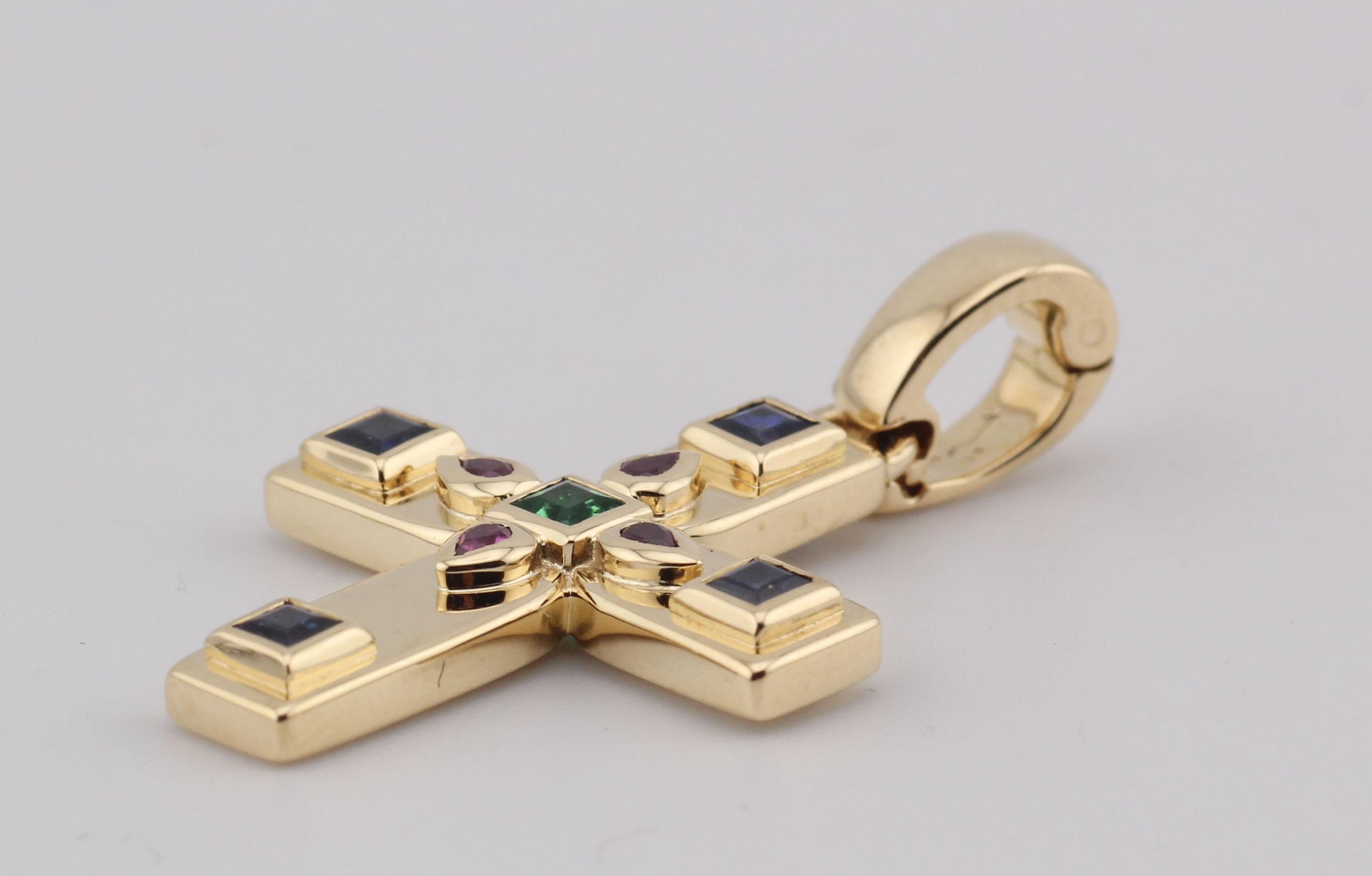 Taille carrée Cartier Pendentif breloque croix byzantine en or jaune 18 carats, saphir, rubis et émeraude en vente