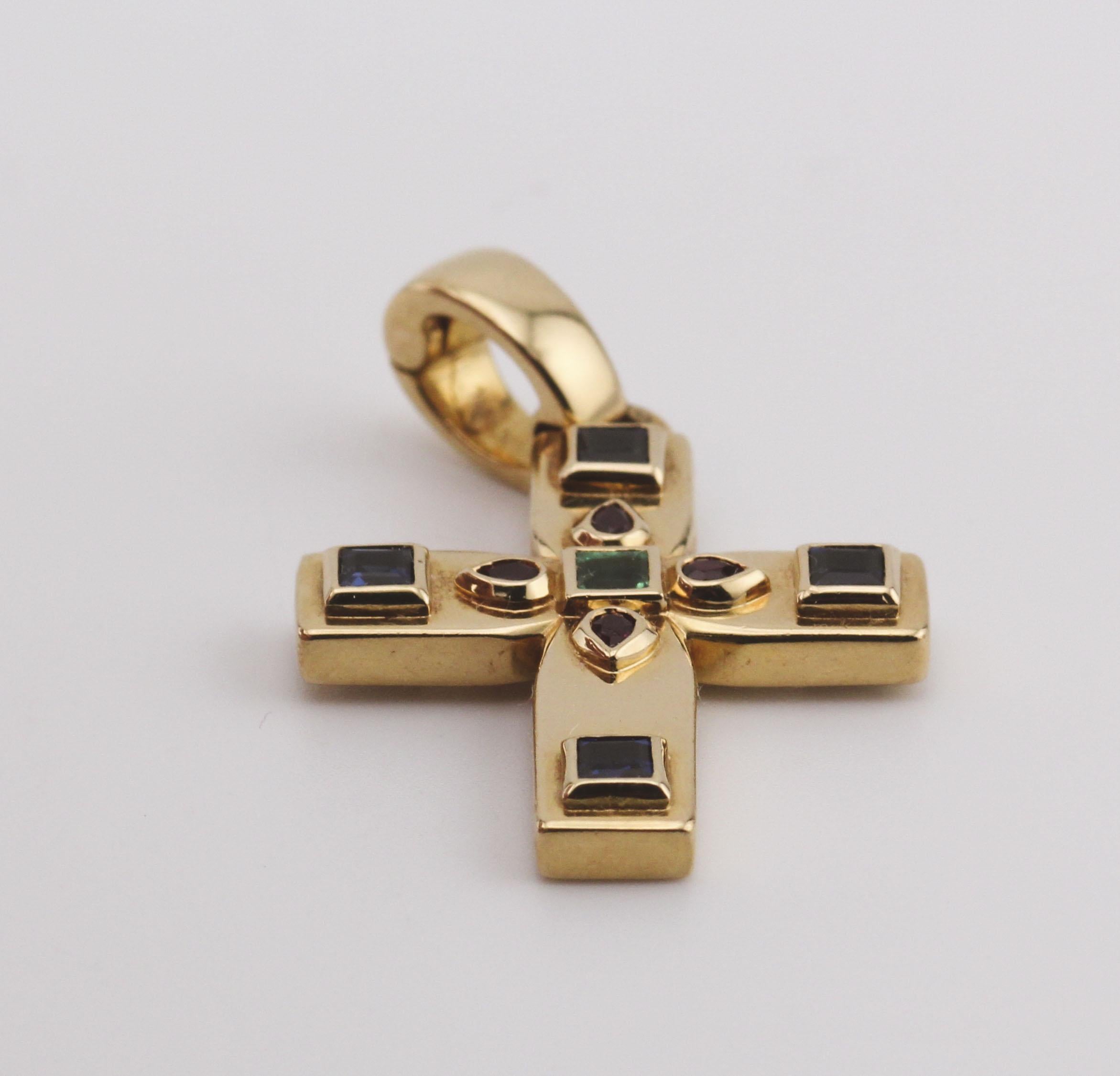 Colgante Cruz Bizantina Zafiro Rubí Esmeralda 18k Oro Amarillo Cartier en Bueno Estado en Simpsonville, SC