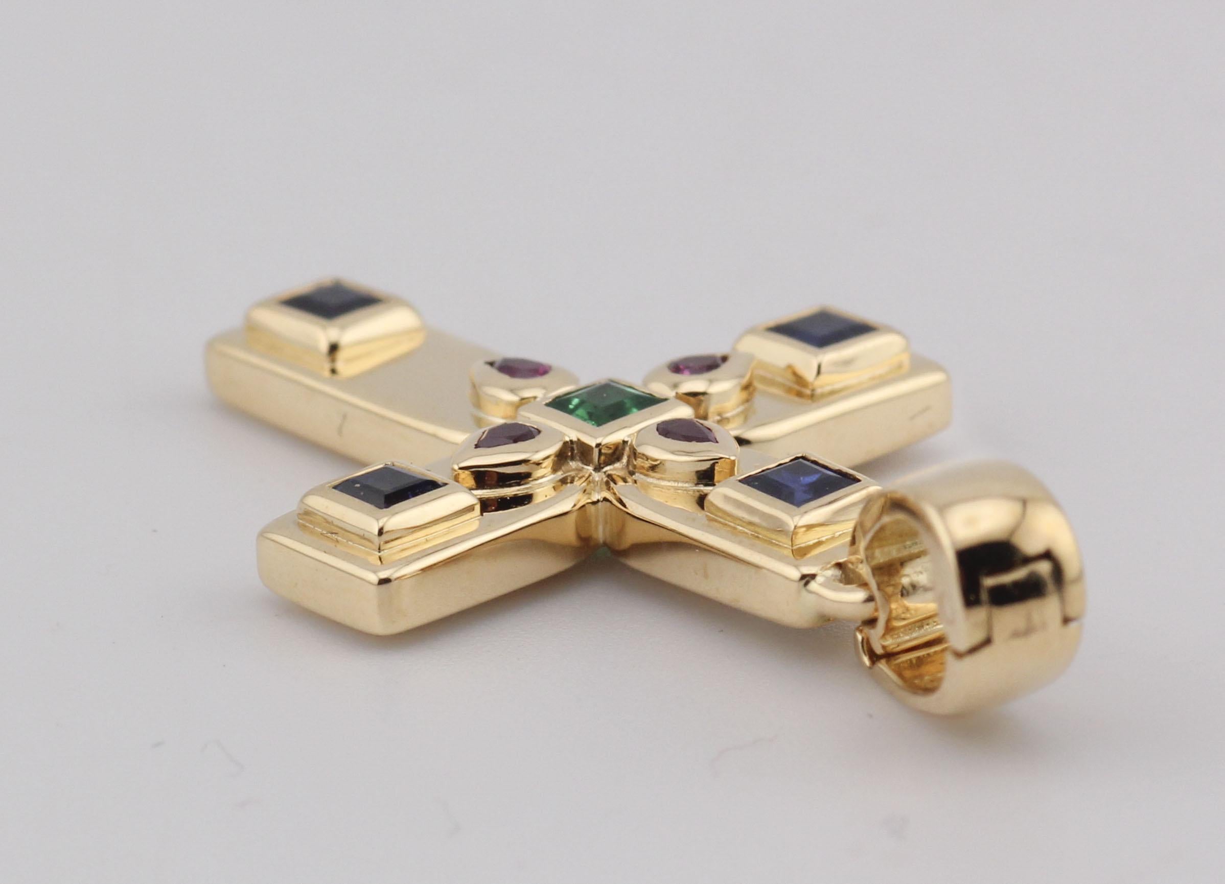Cartier Pendentif breloque croix byzantine en or jaune 18 carats, saphir, rubis et émeraude Bon état - En vente à Simpsonville, SC