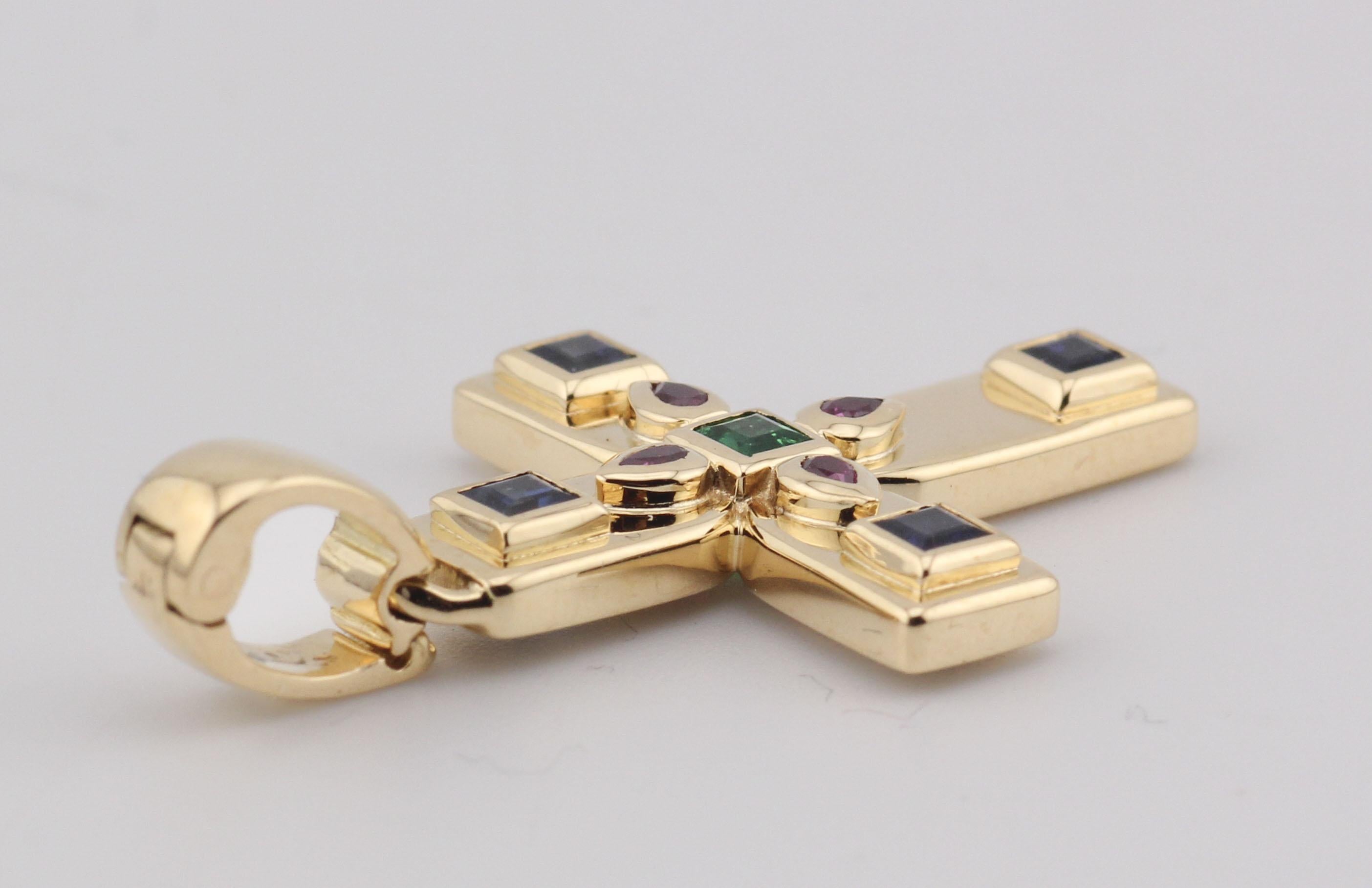 Cartier Pendentif breloque croix byzantine en or jaune 18 carats, saphir, rubis et émeraude Unisexe en vente