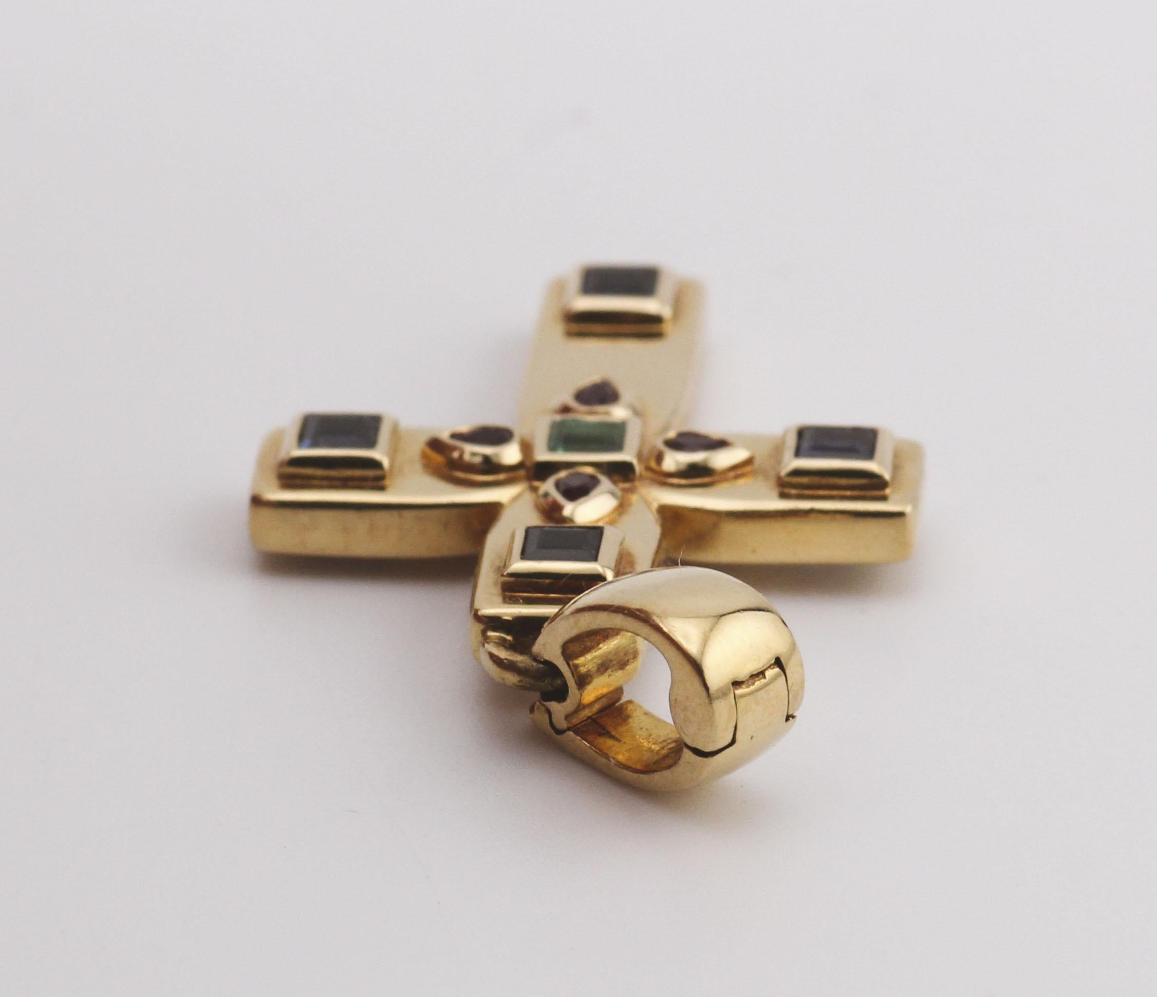 Colgante Cruz Bizantina Zafiro Rubí Esmeralda 18k Oro Amarillo Cartier 1