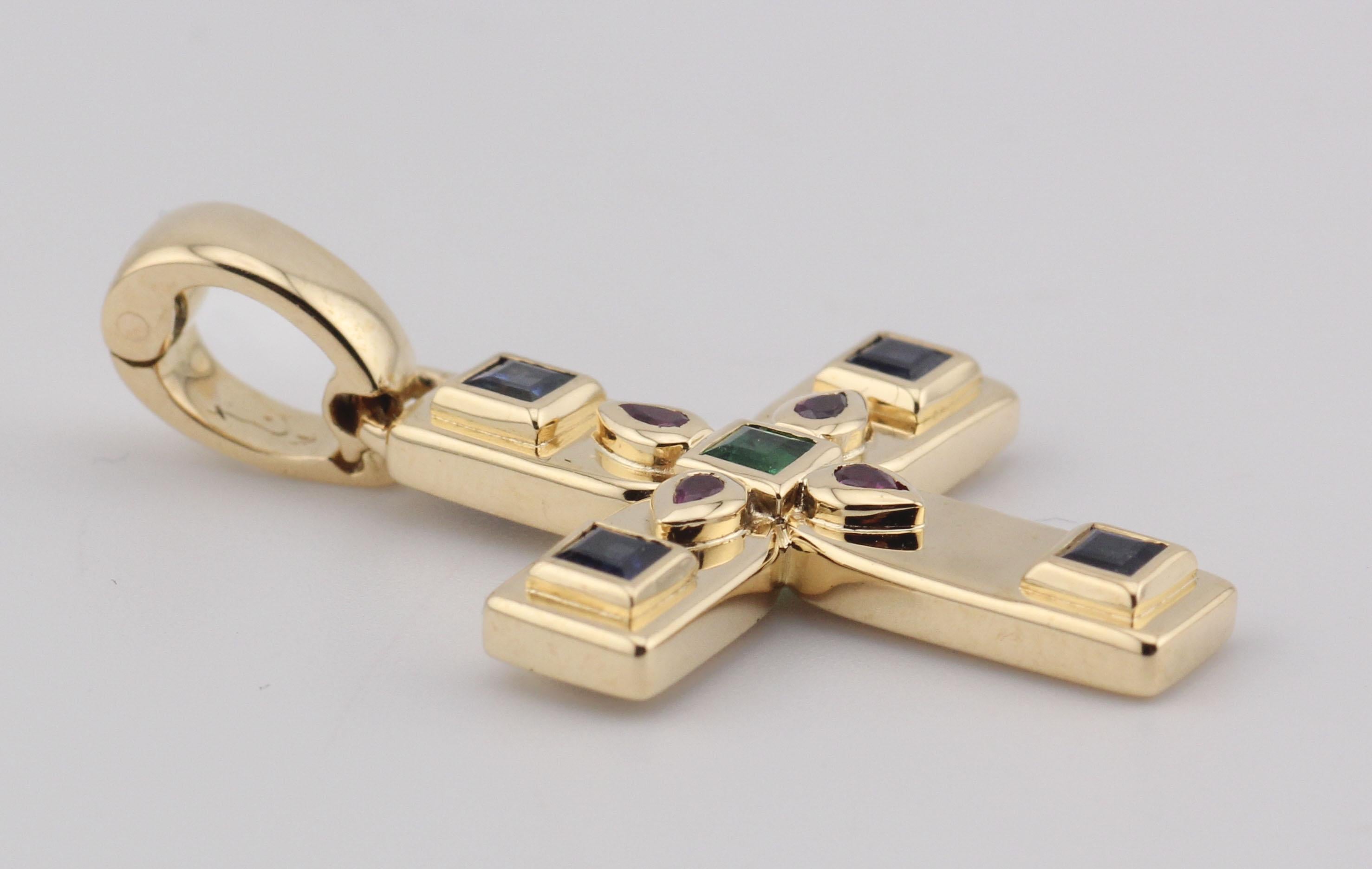 Cartier Pendentif breloque croix byzantine en or jaune 18 carats, saphir, rubis et émeraude en vente 1