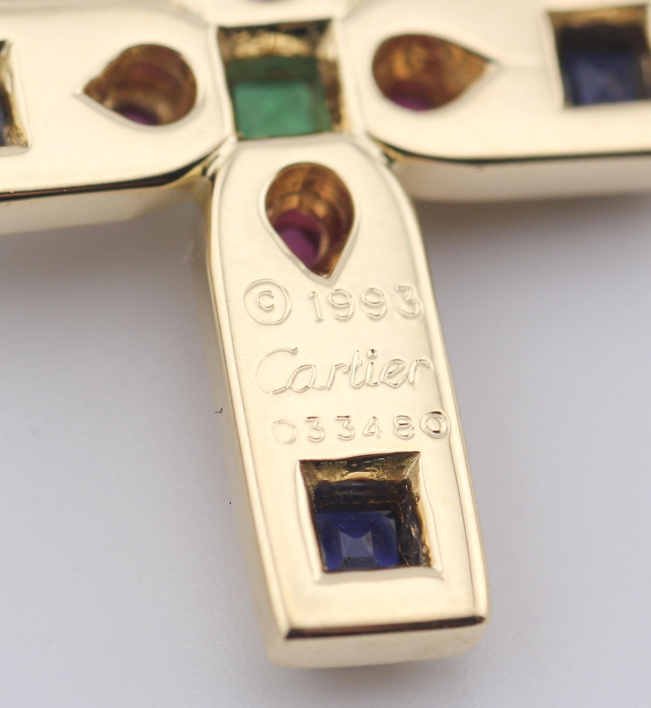 Cartier Pendentif breloque croix byzantine en or jaune 18 carats, saphir, rubis et émeraude en vente 2